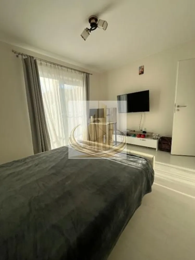 🏡 Apartament modern 2 camere Giroc - Grand Mobilis Imobiliare vă propune spre închiriere un apartament cu 2 camere, situat la etajul 3 al unui imobil nou, în primul bloc din Giroc, zona ESO/Profi, la limita cu Timișoara.

Locuința este la prima închiriere, fiind complet mobilată și utilată, ideală pentru un cuplu sau o persoană care își dorește confort și acces rapid către oraș.

Compartimentare și dotări:

* Living spațios;
* Dormitor;
* Bucătărie separată;
* Baie;
* Terasă generoasă;
* Spații de depozitare;
* Centrală termică proprie;
* Încălzire în pardoseală;
* Aer condiționat (Smart);
* Mașină de spălat rufe;
* Frigider;
* Cuptor electric;
* Plită pe gaz;
* Hotă.

Avantaje:

* Loc de parcare privat inclus în preț;
* Supraveghere video pentru parcare și imobil;
* La doar 2 minute de mers pe jos de supermarketul Profi (ESO);
* Stația de autobuz E3 situată peste drum;
* Acces rapid către Timișoara.

Preț: 450 €/lună + garanție.

CP3227816
Se încheie contract de închiriere înregistrat la ANAF.
ID intern CP3227816