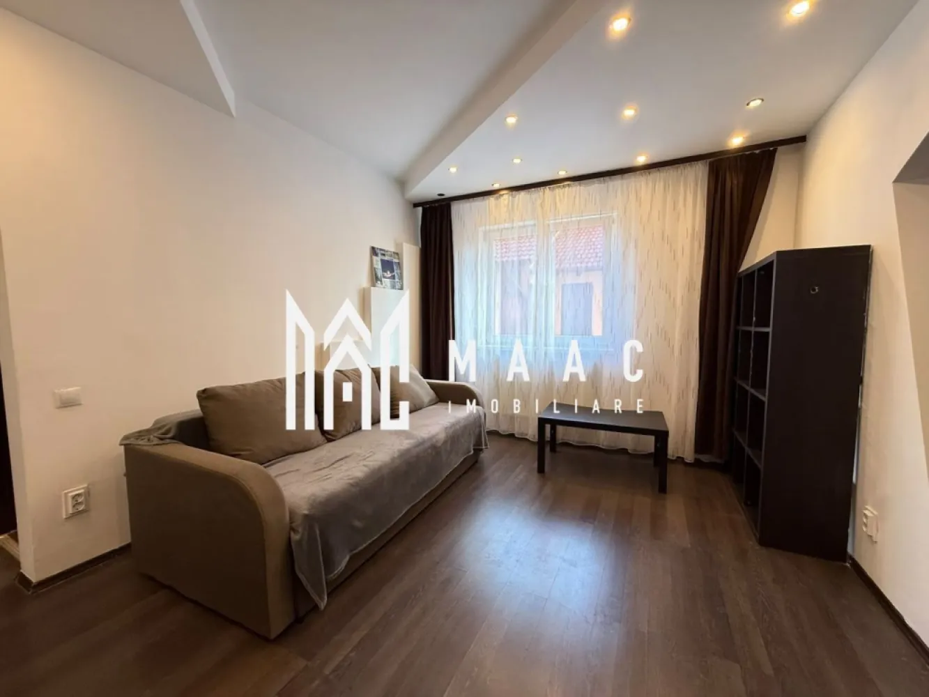 Apartament 2 camere | Etaj 1 | PET-FRIENDLY | Mihai Viteazu - MAAC Imobiliare ofera spre inchiriere apartament cu 2 camere, complet mobilat si utilat, in zona Mihai Viteazu - Cedonia (Aleea Genistilor).

*PET-FRIENDLY - Se accepta cu animale de companie de talie mica.

Locuinta se afla la etajul 1/4, are suprafata utila de 38mp si este alcatuita din living luminos, dormitor cu pat dublu, bucatarie inchisa cu toate facilitatile, si baie moderna cu geam.

Amplasamentul blocului este unul avantajos, aflandu-se la 15-20 minute de mers pe jos de centru, la 5 minute de parcul SubArini magazine, farmacii, cafenele, sala de sport.

Se percepe o chirie in avans si garantie in cuantumul unei chirii lunare. Disponibilitate imediata. Se inchiriaza pe o perioada de minim 12 luni.

Pentru mai multe detalii, va rugam specificati telefonic: CP3217204