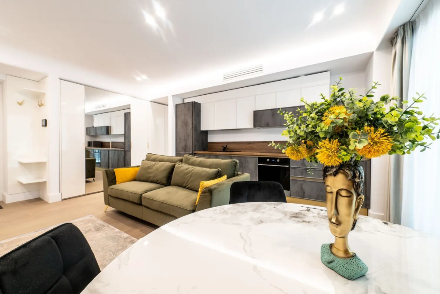 CORTINA 126 | Apartament exclusivist | Terasa de 15 mp | Ultra LUX - New Place Real Estate Company va propune spre inchiriere un apartament exclusivist situat in Ansamblul residential CORTINA 126, un complex rezidential premium, localizat in zona de Nord a capitalei - Iancu Nicolae.

Apartamentul este situat la Etajul 1, are o suprafata utila totala de 79.0 mp, fiind compus din: living cu dinning si bucatarie open space de 28.0 mp - bucataria fiind complet utilata si mobilata, un dormitor matrimonial de 14.6 mp cu baie proprie de 3.9 mp, un dormitor secundar de 10.1 mp, baie de serviciu de 3.6 mp, hol de 4.0 mp si o terasa de 14.8 mp.

Apartamentul dispune de un loc de parcare situat la subteranul imobilului.

CORTINA 126 este un Ansamblu rezidential care propune un concept de locuire exclusivist caracterizat prin finisaje si dotari high-end adaptate trendurilor pietei imobiliare din marile capitale ale lumii.

Conceptul de modern living inseamna sa te bucuri cat mai mult de timpul tau liber. Iar acest lucru incepe acasa. Pentru aceasta viziune Ansamblul Cortina 126 ia in calcul fiecare parametru al unui stil de viata exclusivist, de la finisajele si dotarile high-end pana la locatie si arhitectura.

Finisaje și dotări
- Fatada ventilata cu placi ceramice Florim
- Tamplarie din aluminiu Schuco cu geam tripan
- Climatizare LG cu control individual a temperaturii
- Usi de acces cu sistem de siguranta
- Control acces cu sistem videointerfon
- Usi interioare tip Filomuro
- Parchet din lemn cu incalzire in pardoseala
- Placari ceramice Florim
- Obiecte sanitare Daniel Rubinetterie
- Incalzire centralizata cu contorizare individuala
- Parcare subterana pe 3 niveluri
- Gradini si spatii verzi

Pentru mai multe detalii sau oferte similare, nu ezitati sa ne contactati.

Aceasta oferta apartine New Place Real Estate Company.
