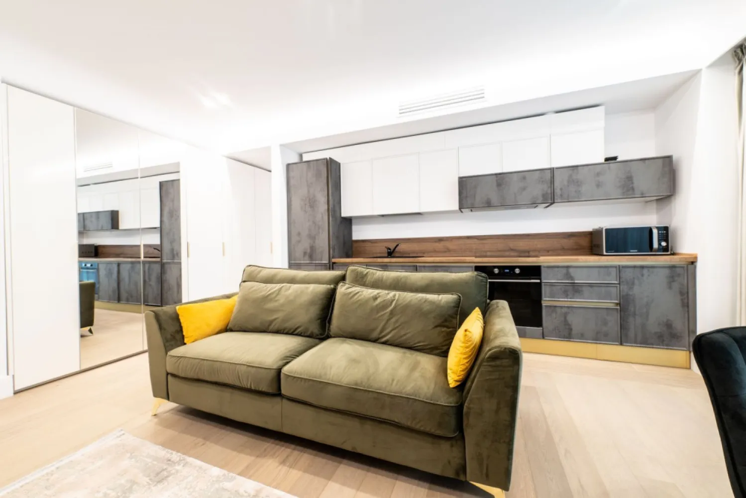 CORTINA 126 | Apartament exclusivist | Terasa de 15 mp | Ultra LUX - New Place Real Estate Company va propune spre inchiriere un apartament exclusivist situat in Ansamblul residential CORTINA 126, un complex rezidential premium, localizat in zona de Nord a capitalei - Iancu Nicolae.

Apartamentul este situat la Etajul 1, are o suprafata utila totala de 79.0 mp, fiind compus din: living cu dinning si bucatarie open space de 28.0 mp - bucataria fiind complet utilata si mobilata, un dormitor matrimonial de 14.6 mp cu baie proprie de 3.9 mp, un dormitor secundar de 10.1 mp, baie de serviciu de 3.6 mp, hol de 4.0 mp si o terasa de 14.8 mp.

Apartamentul dispune de un loc de parcare situat la subteranul imobilului.

CORTINA 126 este un Ansamblu rezidential care propune un concept de locuire exclusivist caracterizat prin finisaje si dotari high-end adaptate trendurilor pietei imobiliare din marile capitale ale lumii.

Conceptul de modern living inseamna sa te bucuri cat mai mult de timpul tau liber. Iar acest lucru incepe acasa. Pentru aceasta viziune Ansamblul Cortina 126 ia in calcul fiecare parametru al unui stil de viata exclusivist, de la finisajele si dotarile high-end pana la locatie si arhitectura.

Finisaje și dotări
- Fatada ventilata cu placi ceramice Florim
- Tamplarie din aluminiu Schuco cu geam tripan
- Climatizare LG cu control individual a temperaturii
- Usi de acces cu sistem de siguranta
- Control acces cu sistem videointerfon
- Usi interioare tip Filomuro
- Parchet din lemn cu incalzire in pardoseala
- Placari ceramice Florim
- Obiecte sanitare Daniel Rubinetterie
- Incalzire centralizata cu contorizare individuala
- Parcare subterana pe 3 niveluri
- Gradini si spatii verzi

Pentru mai multe detalii sau oferte similare, nu ezitati sa ne contactati.

Aceasta oferta apartine New Place Real Estate Company.