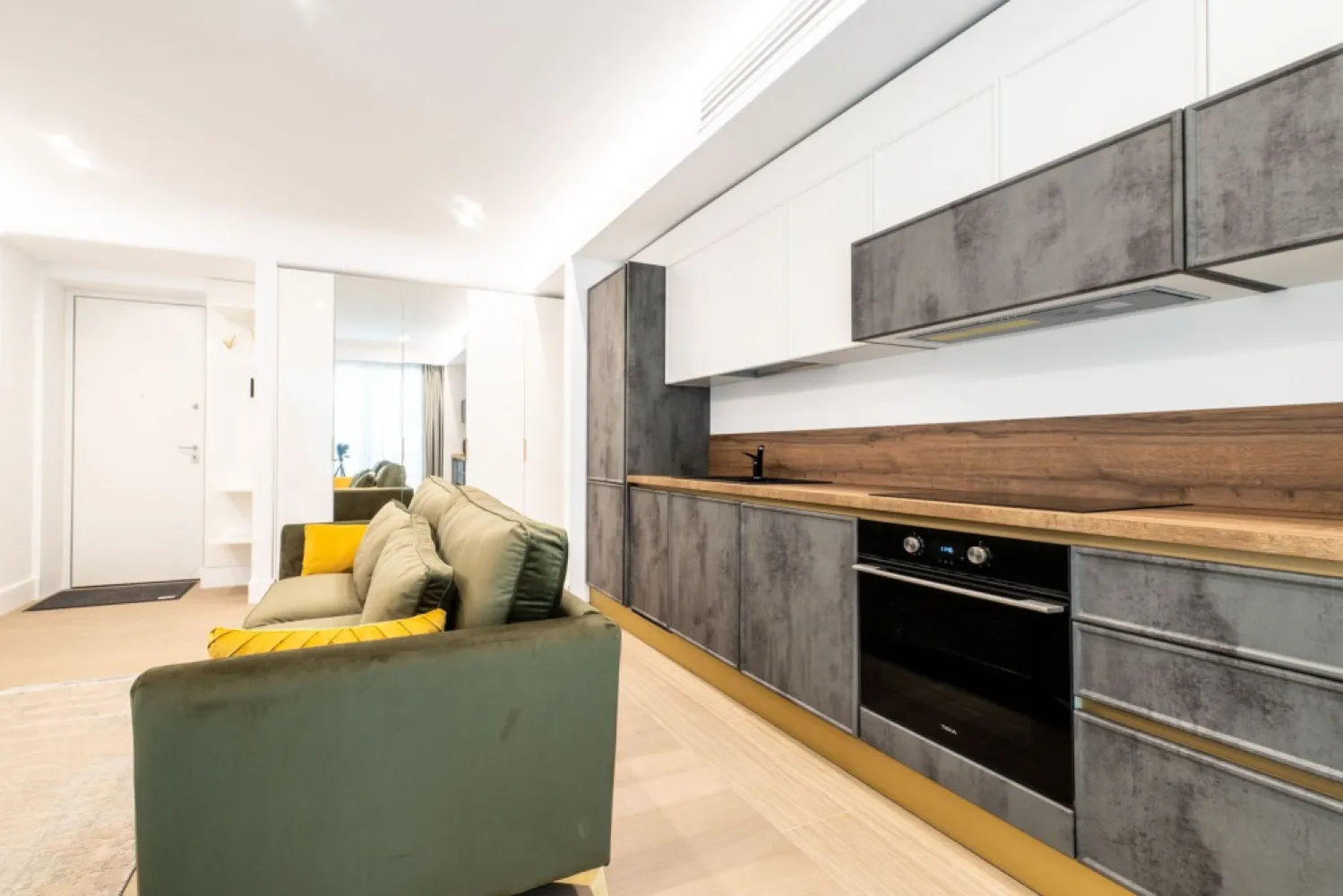 CORTINA 126 | Apartament exclusivist | Terasa de 15 mp | Ultra LUX - New Place Real Estate Company va propune spre inchiriere un apartament exclusivist situat in Ansamblul residential CORTINA 126, un complex rezidential premium, localizat in zona de Nord a capitalei - Iancu Nicolae.

Apartamentul este situat la Etajul 1, are o suprafata utila totala de 79.0 mp, fiind compus din: living cu dinning si bucatarie open space de 28.0 mp - bucataria fiind complet utilata si mobilata, un dormitor matrimonial de 14.6 mp cu baie proprie de 3.9 mp, un dormitor secundar de 10.1 mp, baie de serviciu de 3.6 mp, hol de 4.0 mp si o terasa de 14.8 mp.

Apartamentul dispune de un loc de parcare situat la subteranul imobilului.

CORTINA 126 este un Ansamblu rezidential care propune un concept de locuire exclusivist caracterizat prin finisaje si dotari high-end adaptate trendurilor pietei imobiliare din marile capitale ale lumii.

Conceptul de modern living inseamna sa te bucuri cat mai mult de timpul tau liber. Iar acest lucru incepe acasa. Pentru aceasta viziune Ansamblul Cortina 126 ia in calcul fiecare parametru al unui stil de viata exclusivist, de la finisajele si dotarile high-end pana la locatie si arhitectura.

Finisaje și dotări
- Fatada ventilata cu placi ceramice Florim
- Tamplarie din aluminiu Schuco cu geam tripan
- Climatizare LG cu control individual a temperaturii
- Usi de acces cu sistem de siguranta
- Control acces cu sistem videointerfon
- Usi interioare tip Filomuro
- Parchet din lemn cu incalzire in pardoseala
- Placari ceramice Florim
- Obiecte sanitare Daniel Rubinetterie
- Incalzire centralizata cu contorizare individuala
- Parcare subterana pe 3 niveluri
- Gradini si spatii verzi

Pentru mai multe detalii sau oferte similare, nu ezitati sa ne contactati.

Aceasta oferta apartine New Place Real Estate Company.
