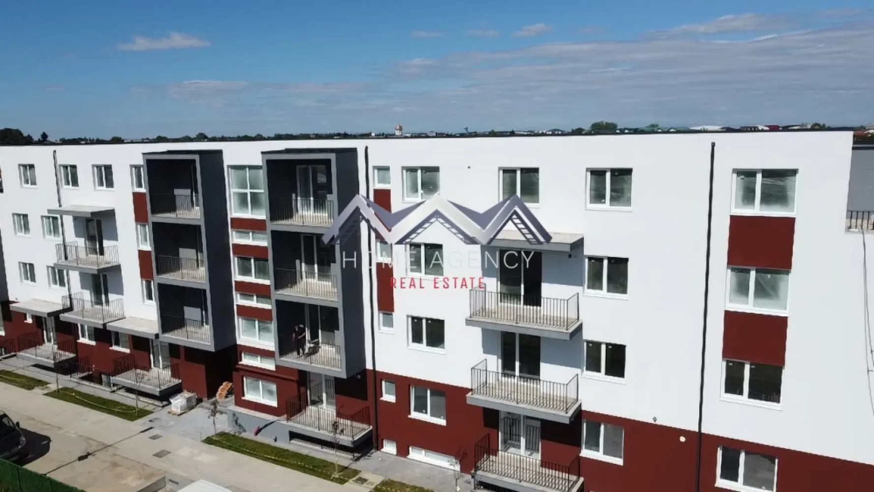 Apartament 2 camere Otopeni | include parcare | Comision 0 - Descoperă locuința care îți oferă libertatea de a o personaliza exact așa cum îți dorești. Acest apartament modern reprezintă alegerea ideală atât pentru cei care își caută o locuință confortabilă, cât și pentru investitorii care își doresc o proprietate cu potențial. Locuința este situată la parter (înalt), într-un bloc nou cu regim de înălțime P+3r, parte dintr-un ansamblu rezidențial modern, cu acces controlat și zone verzi amenajate pentru relaxare.

Fiind nemobilat, apartamentul îți oferă posibilitatea de a-l amenaja complet după propriul stil și preferințe. Este o opțiune excelentă atât pentru locuit, cât și pentru investiție, permițând optimizarea amenajării și a bugetului în funcție de nevoile tale.

Printre avantajele importante ale acestei proprietăți se numără locul de parcare și TVA-ul inclus în preț și comision 0%, achiziția realizându-se direct de la dezvoltator. Ansamblul este modern, liniștit și securizat, oferind un mediu plăcut pentru locuire.

Localizarea este un alt punct forte, cu acces rapid către DN1, Centura Capitalei, Aeroport și zona Pipera. În apropiere se găsesc magazine, restaurante și stații de transport în comun, ceea ce face ca deplasarea și accesul la facilități să fie rapide și convenabile.

În plus, beneficiezi de consultanță gratuită și brokeraj financiar fără costuri suplimentare, pentru a face procesul de achiziție cât mai simplu și eficient.

📞 Sună acum și programează o vizionare cu echipa noastră de vânzări!