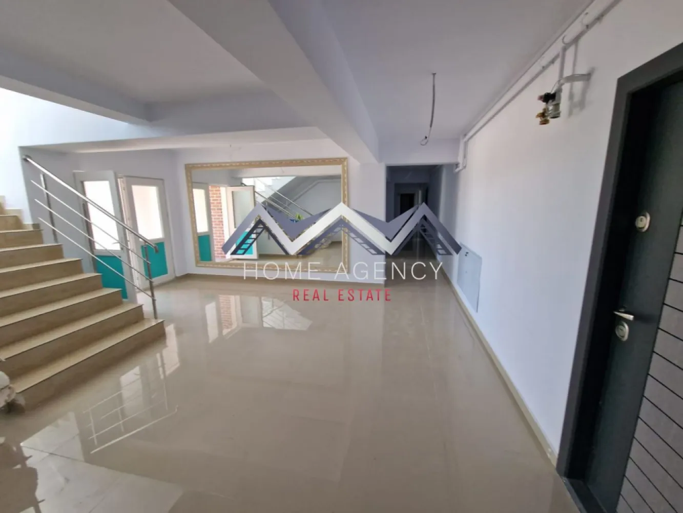 Apartament 2 camere Otopeni | include parcare | Comision 0 - Descoperă locuința care îți oferă libertatea de a o personaliza exact așa cum îți dorești. Acest apartament modern reprezintă alegerea ideală atât pentru cei care își caută o locuință confortabilă, cât și pentru investitorii care își doresc o proprietate cu potențial. Locuința este situată la parter (înalt), într-un bloc nou cu regim de înălțime P+3r, parte dintr-un ansamblu rezidențial modern, cu acces controlat și zone verzi amenajate pentru relaxare.

Fiind nemobilat, apartamentul îți oferă posibilitatea de a-l amenaja complet după propriul stil și preferințe. Este o opțiune excelentă atât pentru locuit, cât și pentru investiție, permițând optimizarea amenajării și a bugetului în funcție de nevoile tale.

Printre avantajele importante ale acestei proprietăți se numără locul de parcare și TVA-ul inclus în preț și comision 0%, achiziția realizându-se direct de la dezvoltator. Ansamblul este modern, liniștit și securizat, oferind un mediu plăcut pentru locuire.

Localizarea este un alt punct forte, cu acces rapid către DN1, Centura Capitalei, Aeroport și zona Pipera. În apropiere se găsesc magazine, restaurante și stații de transport în comun, ceea ce face ca deplasarea și accesul la facilități să fie rapide și convenabile.

În plus, beneficiezi de consultanță gratuită și brokeraj financiar fără costuri suplimentare, pentru a face procesul de achiziție cât mai simplu și eficient.

📞 Sună acum și programează o vizionare cu echipa noastră de vânzări!