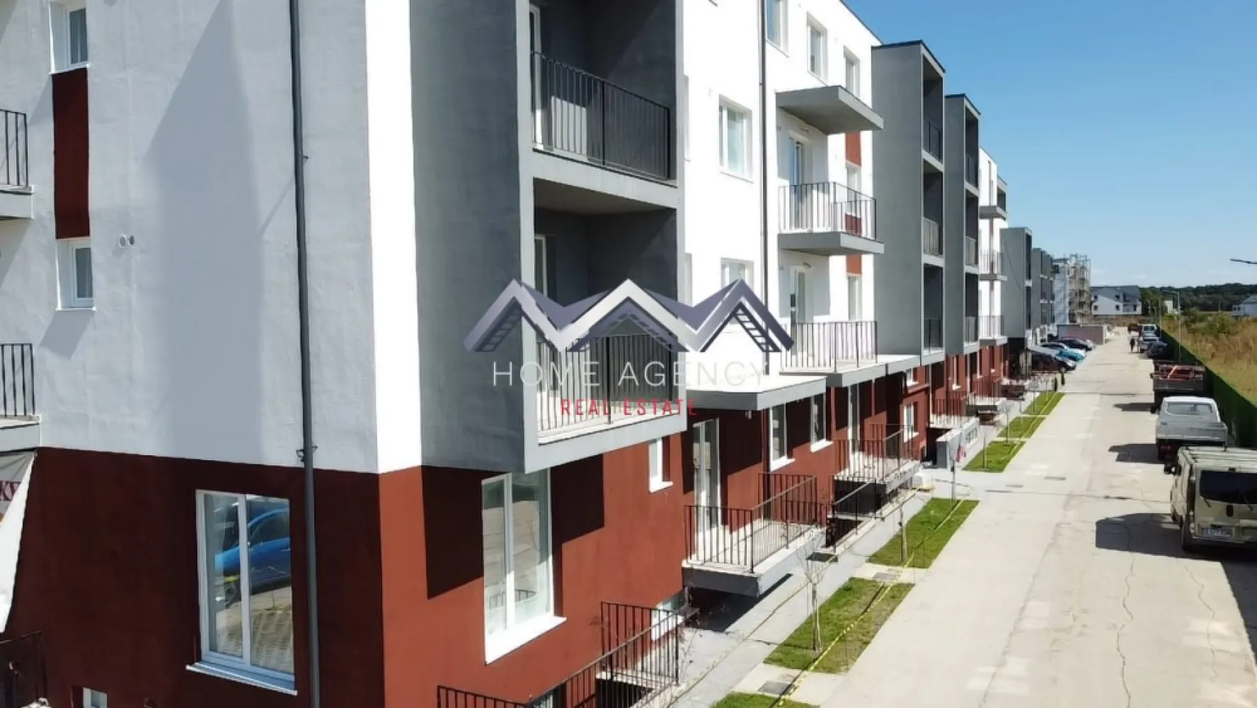 Apartament 2 camere Otopeni | include parcare | Comision 0 - Descoperă locuința care îți oferă libertatea de a o personaliza exact așa cum îți dorești. Acest apartament modern reprezintă alegerea ideală atât pentru cei care își caută o locuință confortabilă, cât și pentru investitorii care își doresc o proprietate cu potențial. Locuința este situată la parter (înalt), într-un bloc nou cu regim de înălțime P+3r, parte dintr-un ansamblu rezidențial modern, cu acces controlat și zone verzi amenajate pentru relaxare.

Fiind nemobilat, apartamentul îți oferă posibilitatea de a-l amenaja complet după propriul stil și preferințe. Este o opțiune excelentă atât pentru locuit, cât și pentru investiție, permițând optimizarea amenajării și a bugetului în funcție de nevoile tale.

Printre avantajele importante ale acestei proprietăți se numără locul de parcare și TVA-ul inclus în preț și comision 0%, achiziția realizându-se direct de la dezvoltator. Ansamblul este modern, liniștit și securizat, oferind un mediu plăcut pentru locuire.

Localizarea este un alt punct forte, cu acces rapid către DN1, Centura Capitalei, Aeroport și zona Pipera. În apropiere se găsesc magazine, restaurante și stații de transport în comun, ceea ce face ca deplasarea și accesul la facilități să fie rapide și convenabile.

În plus, beneficiezi de consultanță gratuită și brokeraj financiar fără costuri suplimentare, pentru a face procesul de achiziție cât mai simplu și eficient.

📞 Sună acum și programează o vizionare cu echipa noastră de vânzări!