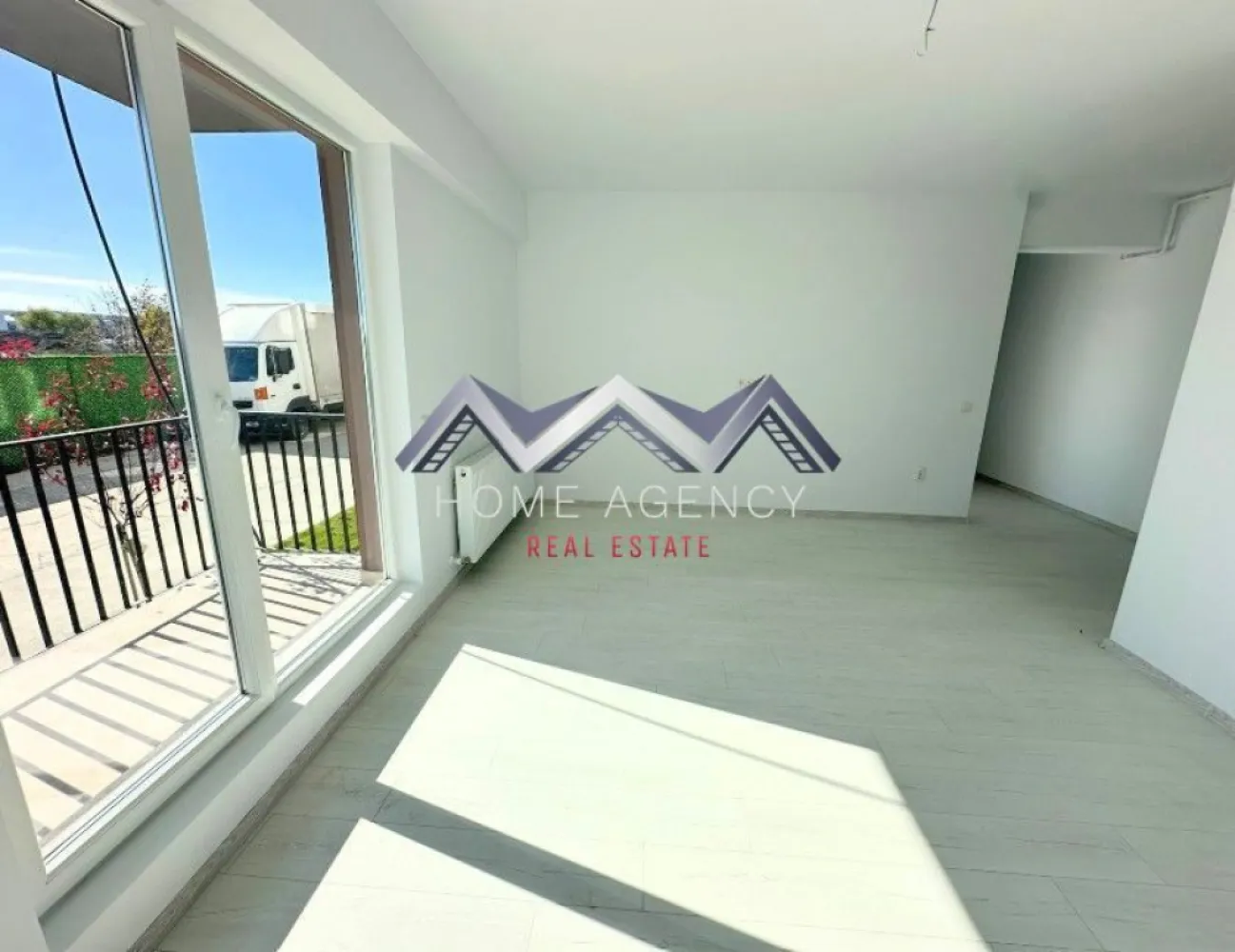Apartament 2 camere Otopeni | include parcare | Comision 0 - Descoperă locuința care îți oferă libertatea de a o personaliza exact așa cum îți dorești. Acest apartament modern reprezintă alegerea ideală atât pentru cei care își caută o locuință confortabilă, cât și pentru investitorii care își doresc o proprietate cu potențial. Locuința este situată la parter (înalt), într-un bloc nou cu regim de înălțime P+3r, parte dintr-un ansamblu rezidențial modern, cu acces controlat și zone verzi amenajate pentru relaxare.

Fiind nemobilat, apartamentul îți oferă posibilitatea de a-l amenaja complet după propriul stil și preferințe. Este o opțiune excelentă atât pentru locuit, cât și pentru investiție, permițând optimizarea amenajării și a bugetului în funcție de nevoile tale.

Printre avantajele importante ale acestei proprietăți se numără locul de parcare și TVA-ul inclus în preț și comision 0%, achiziția realizându-se direct de la dezvoltator. Ansamblul este modern, liniștit și securizat, oferind un mediu plăcut pentru locuire.

Localizarea este un alt punct forte, cu acces rapid către DN1, Centura Capitalei, Aeroport și zona Pipera. În apropiere se găsesc magazine, restaurante și stații de transport în comun, ceea ce face ca deplasarea și accesul la facilități să fie rapide și convenabile.

În plus, beneficiezi de consultanță gratuită și brokeraj financiar fără costuri suplimentare, pentru a face procesul de achiziție cât mai simplu și eficient.

📞 Sună acum și programează o vizionare cu echipa noastră de vânzări!