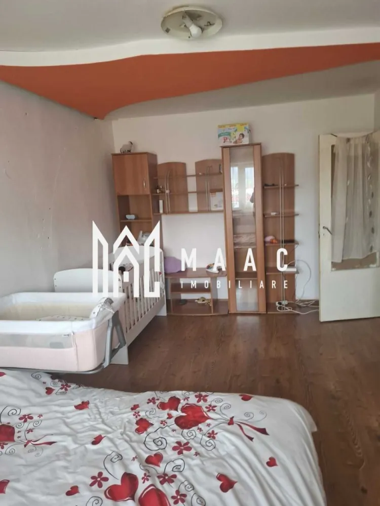 Apartament 3 camere | Decomandat | Cisnădie - MAAC Imobiliare vă propune spre vânzare un apartament spațios și bine compartimentat, situat într-o zonă apreciată din Cisnădie, ideal pentru locuit sau investiție.

Caracteristici principale
• apartament cu 3 camere decomandate
• situat la etajul 4 din 4
• compartimentare practică, cu hol generos
• pivniță inclusă

Dotări și finisaje
• centrală termică proprie (nouă)
• izolație exterioară
• geamuri termopan
• balcon închis cu termopan
• acoperiș din tablă

Localizare și avantaje
• situat pe strada Piața Nouă, Cisnădie
• zonă liniștită, cu priveliște spre Cisnădioara
• în apropiere de Parcul Măgura
• acces rapid către Centru SPA, Patinoar și Sala Polivalentă
• școli și magazine în imediata vecinătate

Această proprietate reprezintă o alegere excelentă pentru cei care caută confort, liniște și acces facil către facilitățile orașului.

Pentru mai multe detalii sau programarea unei vizionări, vă rugăm să ne contactați și să menționați ID-ul proprietății: CP3041351.