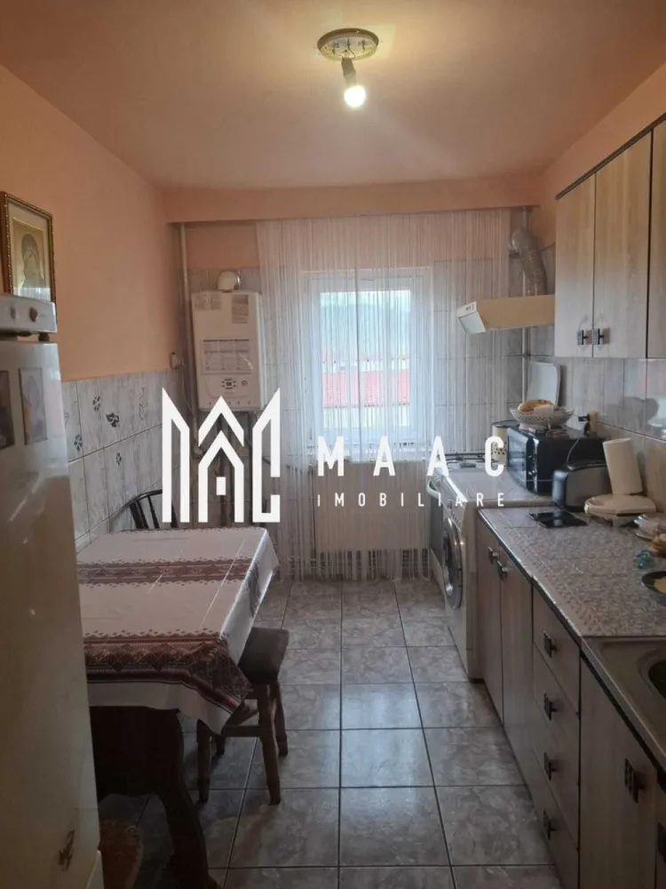 Apartament 3 camere | Decomandat | Cisnădie - MAAC Imobiliare vă propune spre vânzare un apartament spațios și bine compartimentat, situat într-o zonă apreciată din Cisnădie, ideal pentru locuit sau investiție.

Caracteristici principale
• apartament cu 3 camere decomandate
• situat la etajul 4 din 4
• compartimentare practică, cu hol generos
• pivniță inclusă

Dotări și finisaje
• centrală termică proprie (nouă)
• izolație exterioară
• geamuri termopan
• balcon închis cu termopan
• acoperiș din tablă

Localizare și avantaje
• situat pe strada Piața Nouă, Cisnădie
• zonă liniștită, cu priveliște spre Cisnădioara
• în apropiere de Parcul Măgura
• acces rapid către Centru SPA, Patinoar și Sala Polivalentă
• școli și magazine în imediata vecinătate

Această proprietate reprezintă o alegere excelentă pentru cei care caută confort, liniște și acces facil către facilitățile orașului.

Pentru mai multe detalii sau programarea unei vizionări, vă rugăm să ne contactați și să menționați ID-ul proprietății: CP3041351.