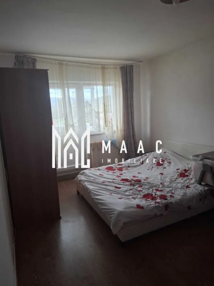 Apartament 3 camere | Decomandat | Cisnădie - MAAC Imobiliare vă propune spre vânzare un apartament spațios și bine compartimentat, situat într-o zonă apreciată din Cisnădie, ideal pentru locuit sau investiție.

Caracteristici principale
• apartament cu 3 camere decomandate
• situat la etajul 4 din 4
• compartimentare practică, cu hol generos
• pivniță inclusă

Dotări și finisaje
• centrală termică proprie (nouă)
• izolație exterioară
• geamuri termopan
• balcon închis cu termopan
• acoperiș din tablă

Localizare și avantaje
• situat pe strada Piața Nouă, Cisnădie
• zonă liniștită, cu priveliște spre Cisnădioara
• în apropiere de Parcul Măgura
• acces rapid către Centru SPA, Patinoar și Sala Polivalentă
• școli și magazine în imediata vecinătate

Această proprietate reprezintă o alegere excelentă pentru cei care caută confort, liniște și acces facil către facilitățile orașului.

Pentru mai multe detalii sau programarea unei vizionări, vă rugăm să ne contactați și să menționați ID-ul proprietății: CP3041351.