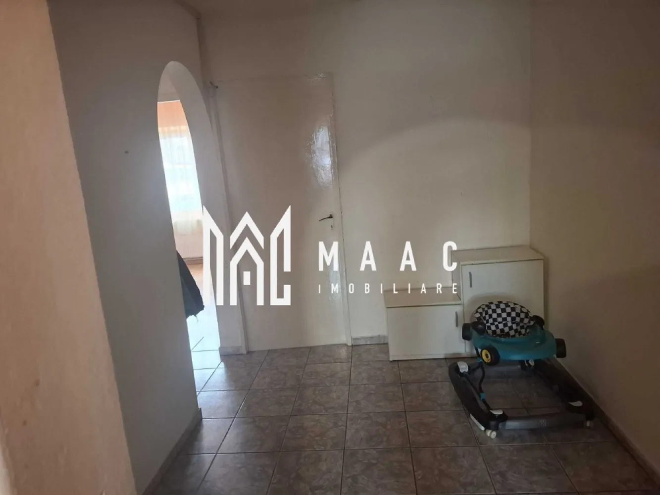 Apartament 3 camere | Decomandat | Cisnădie - MAAC Imobiliare vă propune spre vânzare un apartament spațios și bine compartimentat, situat într-o zonă apreciată din Cisnădie, ideal pentru locuit sau investiție.

Caracteristici principale
• apartament cu 3 camere decomandate
• situat la etajul 4 din 4
• compartimentare practică, cu hol generos
• pivniță inclusă

Dotări și finisaje
• centrală termică proprie (nouă)
• izolație exterioară
• geamuri termopan
• balcon închis cu termopan
• acoperiș din tablă

Localizare și avantaje
• situat pe strada Piața Nouă, Cisnădie
• zonă liniștită, cu priveliște spre Cisnădioara
• în apropiere de Parcul Măgura
• acces rapid către Centru SPA, Patinoar și Sala Polivalentă
• școli și magazine în imediata vecinătate

Această proprietate reprezintă o alegere excelentă pentru cei care caută confort, liniște și acces facil către facilitățile orașului.

Pentru mai multe detalii sau programarea unei vizionări, vă rugăm să ne contactați și să menționați ID-ul proprietății: CP3041351.