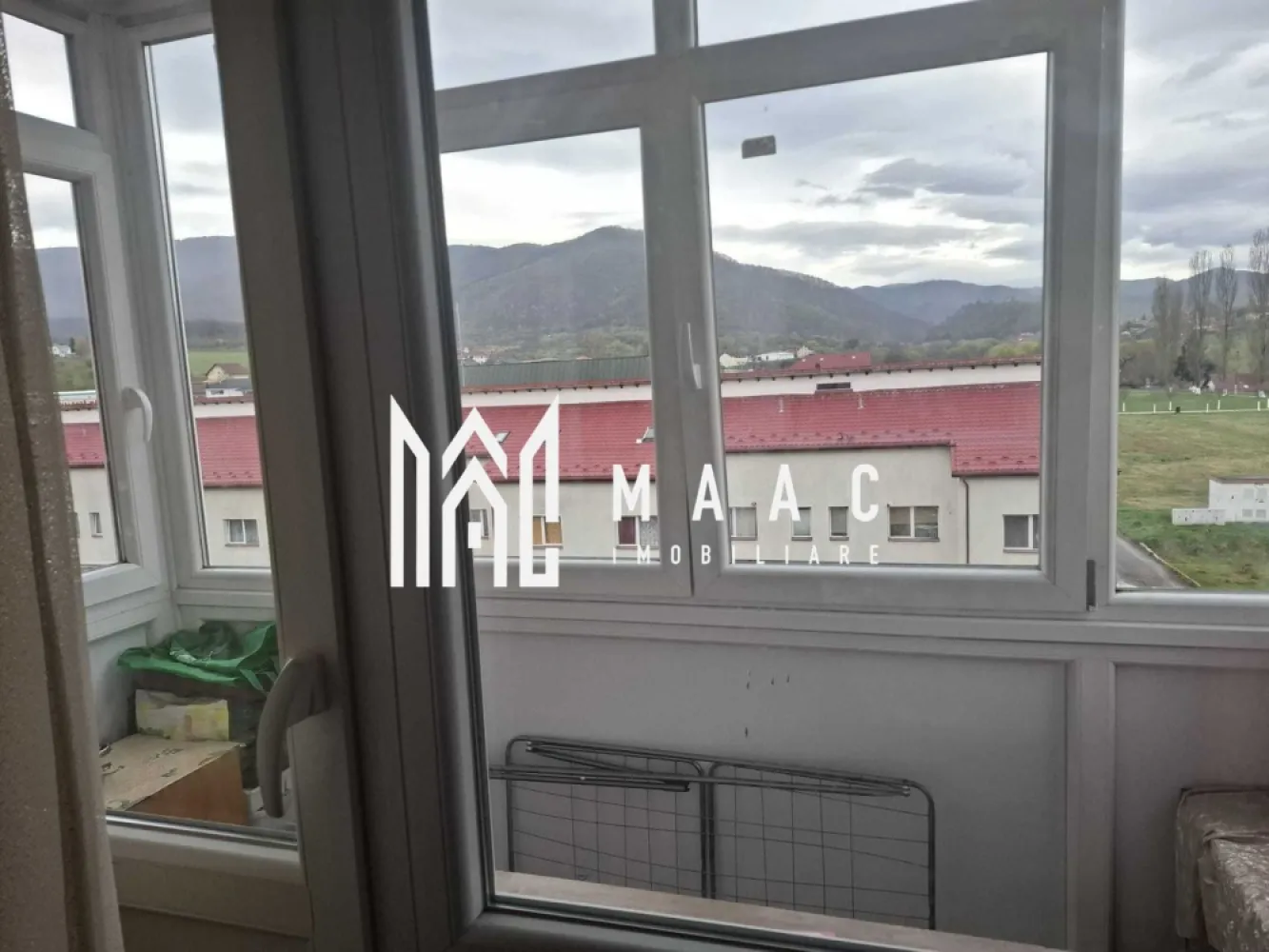 Apartament 3 camere | Decomandat | Cisnădie - MAAC Imobiliare vă propune spre vânzare un apartament spațios și bine compartimentat, situat într-o zonă apreciată din Cisnădie, ideal pentru locuit sau investiție.

Caracteristici principale
• apartament cu 3 camere decomandate
• situat la etajul 4 din 4
• compartimentare practică, cu hol generos
• pivniță inclusă

Dotări și finisaje
• centrală termică proprie (nouă)
• izolație exterioară
• geamuri termopan
• balcon închis cu termopan
• acoperiș din tablă

Localizare și avantaje
• situat pe strada Piața Nouă, Cisnădie
• zonă liniștită, cu priveliște spre Cisnădioara
• în apropiere de Parcul Măgura
• acces rapid către Centru SPA, Patinoar și Sala Polivalentă
• școli și magazine în imediata vecinătate

Această proprietate reprezintă o alegere excelentă pentru cei care caută confort, liniște și acces facil către facilitățile orașului.

Pentru mai multe detalii sau programarea unei vizionări, vă rugăm să ne contactați și să menționați ID-ul proprietății: CP3041351.