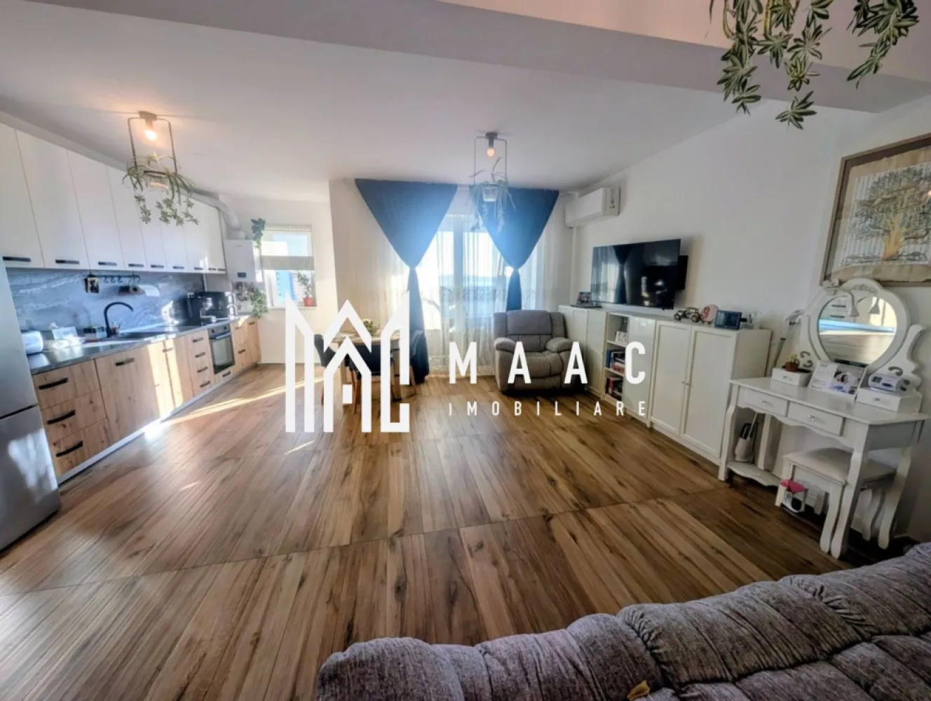 Apartament 3 camere | Balcon | Lift | Parcare | Prelungirea Mihai Viteazul - Maac Imobiliare prezintă spre vânzare un apartament modern cu 3 camere, intabulat, situat în zona Prelungirea Mihai Viteazu – una dintre cele mai căutate și bine dezvoltate zone rezidențiale din Sibiu.

Locuința impresionează prin compartimentarea eficientă, finisajele premium și confortul oferit de dotările moderne, fiind alegerea ideală atât pentru o familie, cât și pentru investiție.

Avantaje:

Apartament complet mobilat și utilat modern
Balcon spațios de 10 mp
Încălzire în pardoseală
Aer condiționat
Etaj intermediar: 6 din 8
Bloc dotat cu lift
Loc de parcare inclus
Finisaje și materiale de calitate superioară

Detalii apartament:

Suprafață utilă: 72 mp
Etaj: 6 din 8
Compartimentare modernă și practică:
Hol de acces
Living open-space cu bucătărie și ieșire în balcon
2 dormitoare
2 băi
Balcon generos de 10 mp, ideal pentru relaxare

Imobilul se predă complet mobilat și utilat, exact ca în fotografii, fiind pregătit pentru mutare imediată.

Dotări și finisaje:

Mobilier modern realizat la comandă
Electrocasnice de calitate superioară
Încălzire în pardoseală în toate încăperile
Aer condiționat
Finisaje premium
Tâmplărie PVC cu geam termopan

Modalitate de plată:
Apartamentul este intabulat și poate fi achiziționat atât din surse proprii, cât și prin credit bancar. Prețul rămâne același indiferent de modalitatea de plată.

Locație:
Imobilul este situat în zona Prelungirea Mihai Viteazu, cu acces facil către principalele puncte de interes din Sibiu: centre comerciale, supermarketuri, școli, grădinițe, farmacii, bănci și stații de transport în comun. Zona este complet dezvoltată, cu infrastructură modernă și acces rapid către toate direcțiile orașului.

Pentru mai multe detalii vă rugăm să precizați telefonic că ați văzut anunțul cu CP3042506.