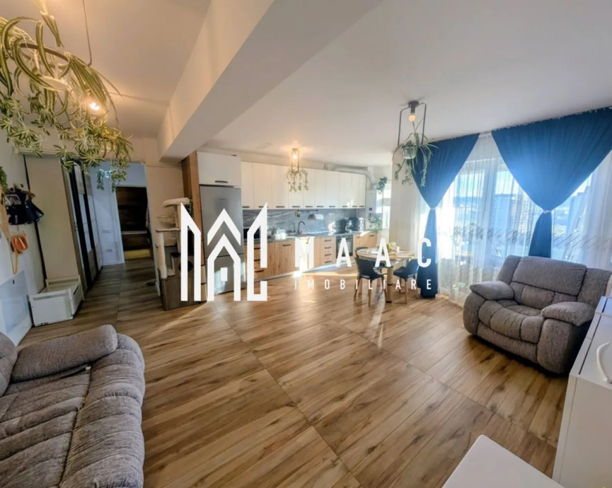 Apartament 3 camere | Balcon | Lift | Parcare | Prelungirea Mihai Viteazul - Maac Imobiliare prezintă spre vânzare un apartament modern cu 3 camere, intabulat, situat în zona Prelungirea Mihai Viteazu – una dintre cele mai căutate și bine dezvoltate zone rezidențiale din Sibiu.

Locuința impresionează prin compartimentarea eficientă, finisajele premium și confortul oferit de dotările moderne, fiind alegerea ideală atât pentru o familie, cât și pentru investiție.

Avantaje:

Apartament complet mobilat și utilat modern
Balcon spațios de 10 mp
Încălzire în pardoseală
Aer condiționat
Etaj intermediar: 6 din 8
Bloc dotat cu lift
Loc de parcare inclus
Finisaje și materiale de calitate superioară

Detalii apartament:

Suprafață utilă: 72 mp
Etaj: 6 din 8
Compartimentare modernă și practică:
Hol de acces
Living open-space cu bucătărie și ieșire în balcon
2 dormitoare
2 băi
Balcon generos de 10 mp, ideal pentru relaxare

Imobilul se predă complet mobilat și utilat, exact ca în fotografii, fiind pregătit pentru mutare imediată.

Dotări și finisaje:

Mobilier modern realizat la comandă
Electrocasnice de calitate superioară
Încălzire în pardoseală în toate încăperile
Aer condiționat
Finisaje premium
Tâmplărie PVC cu geam termopan

Modalitate de plată:
Apartamentul este intabulat și poate fi achiziționat atât din surse proprii, cât și prin credit bancar. Prețul rămâne același indiferent de modalitatea de plată.

Locație:
Imobilul este situat în zona Prelungirea Mihai Viteazu, cu acces facil către principalele puncte de interes din Sibiu: centre comerciale, supermarketuri, școli, grădinițe, farmacii, bănci și stații de transport în comun. Zona este complet dezvoltată, cu infrastructură modernă și acces rapid către toate direcțiile orașului.

Pentru mai multe detalii vă rugăm să precizați telefonic că ați văzut anunțul cu CP3042506.