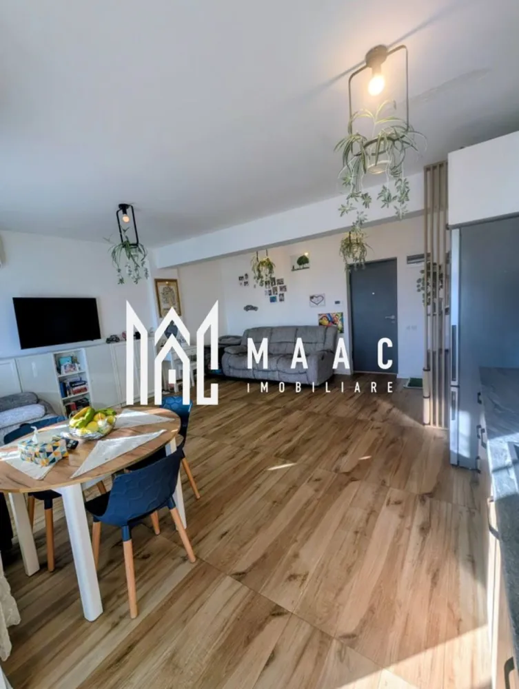 Apartament 3 camere | Balcon | Lift | Parcare | Prelungirea Mihai Viteazul - Maac Imobiliare prezintă spre vânzare un apartament modern cu 3 camere, intabulat, situat în zona Prelungirea Mihai Viteazu – una dintre cele mai căutate și bine dezvoltate zone rezidențiale din Sibiu.

Locuința impresionează prin compartimentarea eficientă, finisajele premium și confortul oferit de dotările moderne, fiind alegerea ideală atât pentru o familie, cât și pentru investiție.

Avantaje:

Apartament complet mobilat și utilat modern
Balcon spațios de 10 mp
Încălzire în pardoseală
Aer condiționat
Etaj intermediar: 6 din 8
Bloc dotat cu lift
Loc de parcare inclus
Finisaje și materiale de calitate superioară

Detalii apartament:

Suprafață utilă: 72 mp
Etaj: 6 din 8
Compartimentare modernă și practică:
Hol de acces
Living open-space cu bucătărie și ieșire în balcon
2 dormitoare
2 băi
Balcon generos de 10 mp, ideal pentru relaxare

Imobilul se predă complet mobilat și utilat, exact ca în fotografii, fiind pregătit pentru mutare imediată.

Dotări și finisaje:

Mobilier modern realizat la comandă
Electrocasnice de calitate superioară
Încălzire în pardoseală în toate încăperile
Aer condiționat
Finisaje premium
Tâmplărie PVC cu geam termopan

Modalitate de plată:
Apartamentul este intabulat și poate fi achiziționat atât din surse proprii, cât și prin credit bancar. Prețul rămâne același indiferent de modalitatea de plată.

Locație:
Imobilul este situat în zona Prelungirea Mihai Viteazu, cu acces facil către principalele puncte de interes din Sibiu: centre comerciale, supermarketuri, școli, grădinițe, farmacii, bănci și stații de transport în comun. Zona este complet dezvoltată, cu infrastructură modernă și acces rapid către toate direcțiile orașului.

Pentru mai multe detalii vă rugăm să precizați telefonic că ați văzut anunțul cu CP3042506.