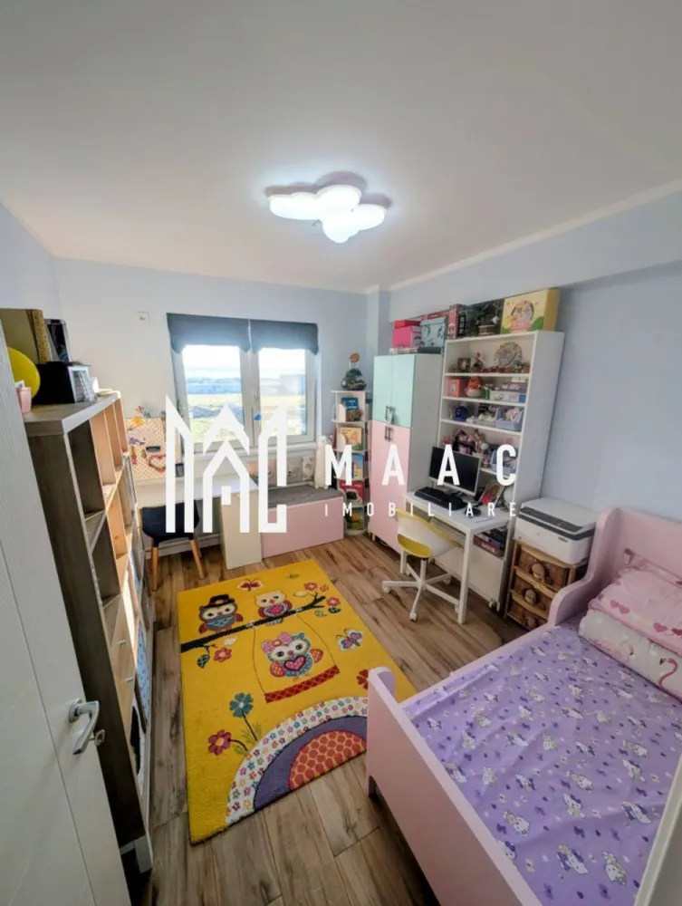Apartament 3 camere | Balcon | Lift | Parcare | Prelungirea Mihai Viteazul - Maac Imobiliare prezintă spre vânzare un apartament modern cu 3 camere, intabulat, situat în zona Prelungirea Mihai Viteazu – una dintre cele mai căutate și bine dezvoltate zone rezidențiale din Sibiu.

Locuința impresionează prin compartimentarea eficientă, finisajele premium și confortul oferit de dotările moderne, fiind alegerea ideală atât pentru o familie, cât și pentru investiție.

Avantaje:

Apartament complet mobilat și utilat modern
Balcon spațios de 10 mp
Încălzire în pardoseală
Aer condiționat
Etaj intermediar: 6 din 8
Bloc dotat cu lift
Loc de parcare inclus
Finisaje și materiale de calitate superioară

Detalii apartament:

Suprafață utilă: 72 mp
Etaj: 6 din 8
Compartimentare modernă și practică:
Hol de acces
Living open-space cu bucătărie și ieșire în balcon
2 dormitoare
2 băi
Balcon generos de 10 mp, ideal pentru relaxare

Imobilul se predă complet mobilat și utilat, exact ca în fotografii, fiind pregătit pentru mutare imediată.

Dotări și finisaje:

Mobilier modern realizat la comandă
Electrocasnice de calitate superioară
Încălzire în pardoseală în toate încăperile
Aer condiționat
Finisaje premium
Tâmplărie PVC cu geam termopan

Modalitate de plată:
Apartamentul este intabulat și poate fi achiziționat atât din surse proprii, cât și prin credit bancar. Prețul rămâne același indiferent de modalitatea de plată.

Locație:
Imobilul este situat în zona Prelungirea Mihai Viteazu, cu acces facil către principalele puncte de interes din Sibiu: centre comerciale, supermarketuri, școli, grădinițe, farmacii, bănci și stații de transport în comun. Zona este complet dezvoltată, cu infrastructură modernă și acces rapid către toate direcțiile orașului.

Pentru mai multe detalii vă rugăm să precizați telefonic că ați văzut anunțul cu CP3042506.