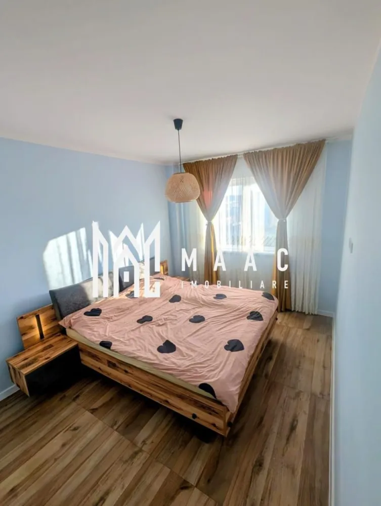 Apartament 3 camere | Balcon | Lift | Parcare | Prelungirea Mihai Viteazul - Maac Imobiliare prezintă spre vânzare un apartament modern cu 3 camere, intabulat, situat în zona Prelungirea Mihai Viteazu – una dintre cele mai căutate și bine dezvoltate zone rezidențiale din Sibiu.

Locuința impresionează prin compartimentarea eficientă, finisajele premium și confortul oferit de dotările moderne, fiind alegerea ideală atât pentru o familie, cât și pentru investiție.

Avantaje:

Apartament complet mobilat și utilat modern
Balcon spațios de 10 mp
Încălzire în pardoseală
Aer condiționat
Etaj intermediar: 6 din 8
Bloc dotat cu lift
Loc de parcare inclus
Finisaje și materiale de calitate superioară

Detalii apartament:

Suprafață utilă: 72 mp
Etaj: 6 din 8
Compartimentare modernă și practică:
Hol de acces
Living open-space cu bucătărie și ieșire în balcon
2 dormitoare
2 băi
Balcon generos de 10 mp, ideal pentru relaxare

Imobilul se predă complet mobilat și utilat, exact ca în fotografii, fiind pregătit pentru mutare imediată.

Dotări și finisaje:

Mobilier modern realizat la comandă
Electrocasnice de calitate superioară
Încălzire în pardoseală în toate încăperile
Aer condiționat
Finisaje premium
Tâmplărie PVC cu geam termopan

Modalitate de plată:
Apartamentul este intabulat și poate fi achiziționat atât din surse proprii, cât și prin credit bancar. Prețul rămâne același indiferent de modalitatea de plată.

Locație:
Imobilul este situat în zona Prelungirea Mihai Viteazu, cu acces facil către principalele puncte de interes din Sibiu: centre comerciale, supermarketuri, școli, grădinițe, farmacii, bănci și stații de transport în comun. Zona este complet dezvoltată, cu infrastructură modernă și acces rapid către toate direcțiile orașului.

Pentru mai multe detalii vă rugăm să precizați telefonic că ați văzut anunțul cu CP3042506.