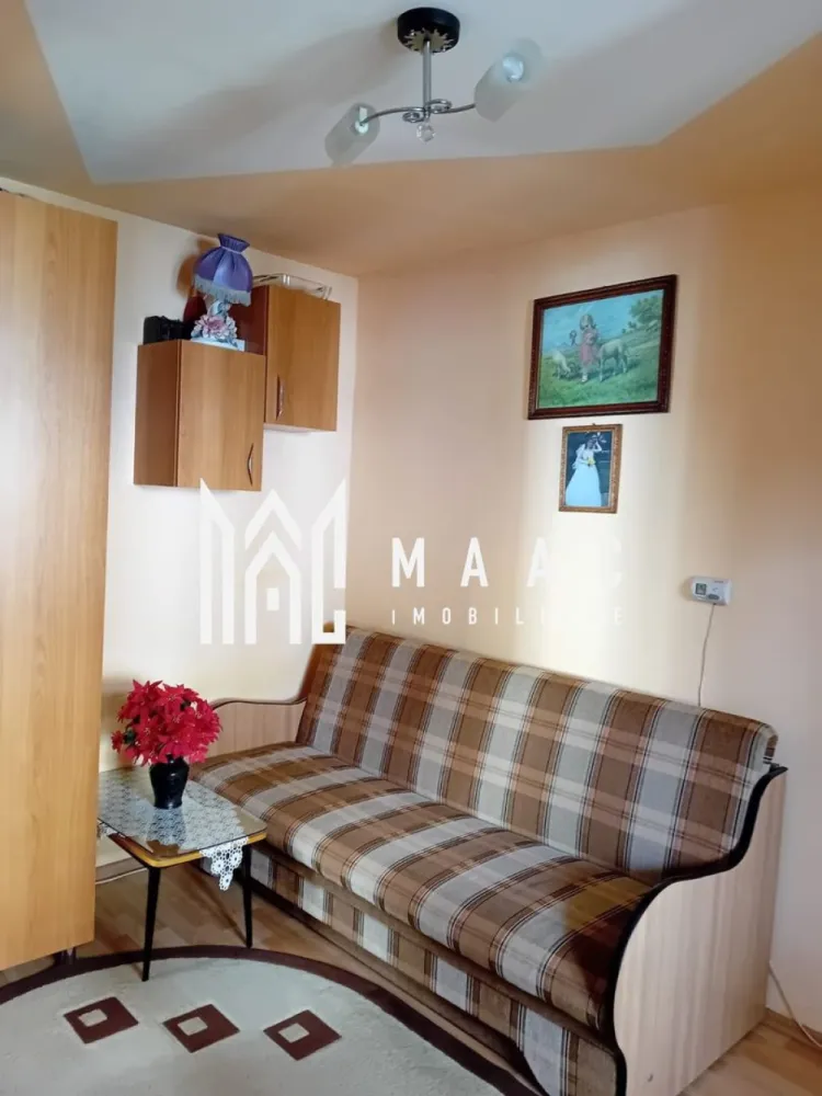 Apartament 2 camere | Ultracentral | Etaj 1 | Pivniță | Ultracentral - MAAC Imobiliare vă propune spre vânzare un apartament cu 2 camere situat la casă, în zonă ultracentrală, o proprietate ideală atât pentru investiție, cât și pentru locuință personală. Datorită amplasării excelente, cu acces rapid către principalele puncte de interes ale orașului, apartamentul reprezintă o oportunitate potrivită pentru regim hotelier, închiriere pe termen scurt sau utilizare imediată.

Locuința este amplasată la etajul 1 și are o suprafață utilă de 33 mp, fiind compartimentată practic pentru a valorifica eficient fiecare spațiu. Proprietatea beneficiază suplimentar de o pivniță proprie de 12 mp și de pod situat deasupra apartamentului, ideale pentru depozitare.

2 camere
Suprafață utilă de 33 mp
Pivniță proprie de 12 mp
Pod deasupra apartamentului
Etaj 1
Centrală termică proprie
Se vinde complet mobilat și utilat
Disponibil imediat

Apartamentul este situat într-o curte comună, într-o zonă ultracentrală apreciată pentru accesibilitate și proximitatea față de restaurante, magazine, instituții și zone turistice. Proprietatea este pregătită pentru utilizare imediată, fără investiții suplimentare necesare.

Un aspect important este faptul că baia este amplasată în exteriorul apartamentului, însă aceasta se află în proprietate exclusivă. Nu există posibilitatea amenajării unei băi în interiorul apartamentului.

Datorită poziției și caracteristicilor sale, acest apartament reprezintă o alegere foarte bună pentru investiție imobiliară în Sibiu sau pentru cei care caută o locuință compactă într-o zonă centrală a orașului.

Pentru mai multe detalii sau pentru programarea unei vizionări, vă rugăm să precizați telefonic că ați văzut anunțul cu CP3037694.