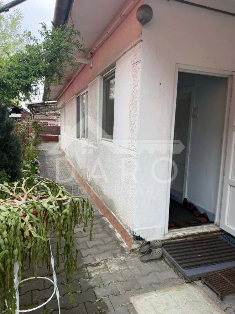Vand casa in Sancraiu de Mures , situat in Sancraiu de Mures - 🏡 Ofer spre vânzare casă în Sâncraiu de Mureș – 78.000 €
Vă propun spre vânzare o casă situată în Sâncraiu de Mureș, la doar 3 km de centrul municipiului Târgu Mureș, ideală pentru cei care își doresc liniște, spațiu și acces rapid către oraș.
📐 Suprafață construită: 90 mp
🌳 Teren: 600 mp
Casa este construită din cărămidă, pe fundație de beton, și este amplasată pe o stradă asfaltată, cu toate utilitățile la proprietate:
✔ apă
✔ gaz
✔ canalizare
✔ curent
Compartimentarea este practică și include:
2 camere
bucătărie
cămară
baie
bucătărie de vară
pivniță
magazie
garaj
anexe gospodărești
Această proprietate este potrivită pentru o familie care își dorește o casă în apropierea orașului, dar într-o zonă mai liniștită, cu teren generos și multiple spații auxiliare.
💶 Preț: 78.000 €