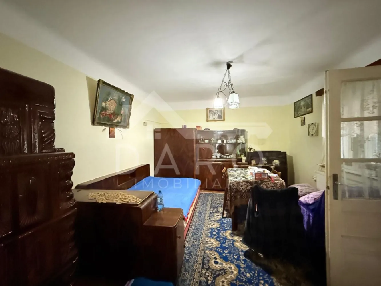 Vand casa in Sancraiu de Mures , situat in Sancraiu de Mures - 🏡 Ofer spre vânzare casă în Sâncraiu de Mureș – 78.000 €
Vă propun spre vânzare o casă situată în Sâncraiu de Mureș, la doar 3 km de centrul municipiului Târgu Mureș, ideală pentru cei care își doresc liniște, spațiu și acces rapid către oraș.
📐 Suprafață construită: 90 mp
🌳 Teren: 600 mp
Casa este construită din cărămidă, pe fundație de beton, și este amplasată pe o stradă asfaltată, cu toate utilitățile la proprietate:
✔ apă
✔ gaz
✔ canalizare
✔ curent
Compartimentarea este practică și include:
2 camere
bucătărie
cămară
baie
bucătărie de vară
pivniță
magazie
garaj
anexe gospodărești
Această proprietate este potrivită pentru o familie care își dorește o casă în apropierea orașului, dar într-o zonă mai liniștită, cu teren generos și multiple spații auxiliare.
💶 Preț: 78.000 €