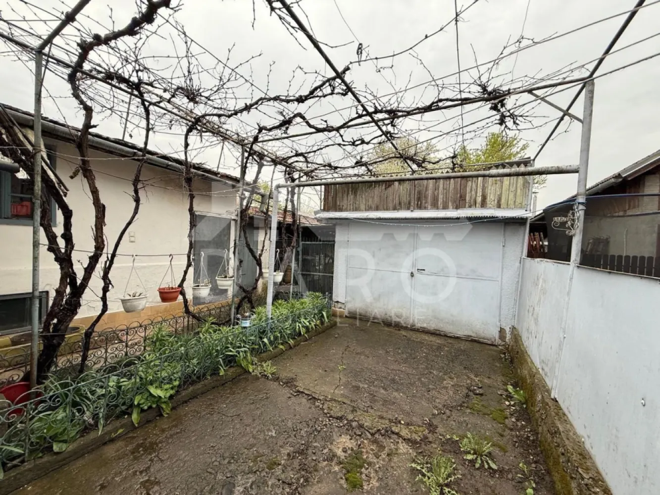 Vand casa in Sancraiu de Mures , situat in Sancraiu de Mures - 🏡 Ofer spre vânzare casă în Sâncraiu de Mureș – 78.000 €
Vă propun spre vânzare o casă situată în Sâncraiu de Mureș, la doar 3 km de centrul municipiului Târgu Mureș, ideală pentru cei care își doresc liniște, spațiu și acces rapid către oraș.
📐 Suprafață construită: 90 mp
🌳 Teren: 600 mp
Casa este construită din cărămidă, pe fundație de beton, și este amplasată pe o stradă asfaltată, cu toate utilitățile la proprietate:
✔ apă
✔ gaz
✔ canalizare
✔ curent
Compartimentarea este practică și include:
2 camere
bucătărie
cămară
baie
bucătărie de vară
pivniță
magazie
garaj
anexe gospodărești
Această proprietate este potrivită pentru o familie care își dorește o casă în apropierea orașului, dar într-o zonă mai liniștită, cu teren generos și multiple spații auxiliare.
💶 Preț: 78.000 €