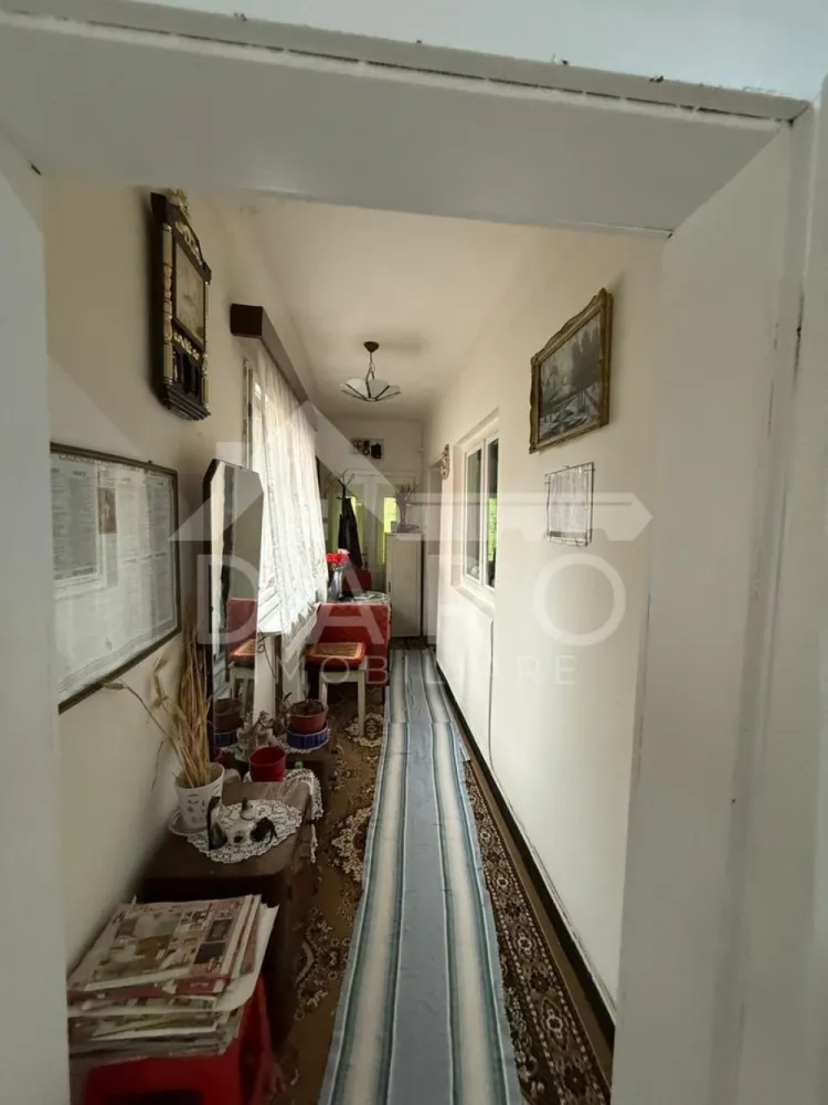 Vand casa in Sancraiu de Mures , situat in Sancraiu de Mures - 🏡 Ofer spre vânzare casă în Sâncraiu de Mureș – 78.000 €
Vă propun spre vânzare o casă situată în Sâncraiu de Mureș, la doar 3 km de centrul municipiului Târgu Mureș, ideală pentru cei care își doresc liniște, spațiu și acces rapid către oraș.
📐 Suprafață construită: 90 mp
🌳 Teren: 600 mp
Casa este construită din cărămidă, pe fundație de beton, și este amplasată pe o stradă asfaltată, cu toate utilitățile la proprietate:
✔ apă
✔ gaz
✔ canalizare
✔ curent
Compartimentarea este practică și include:
2 camere
bucătărie
cămară
baie
bucătărie de vară
pivniță
magazie
garaj
anexe gospodărești
Această proprietate este potrivită pentru o familie care își dorește o casă în apropierea orașului, dar într-o zonă mai liniștită, cu teren generos și multiple spații auxiliare.
💶 Preț: 78.000 €