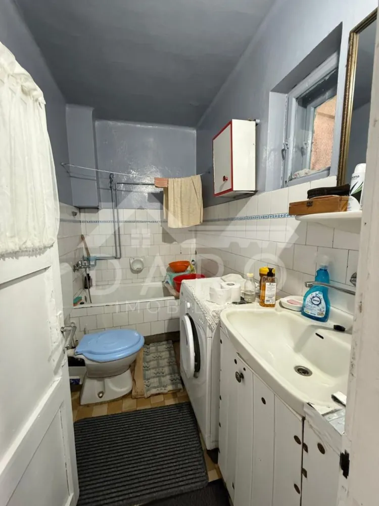 Vand casa in Sancraiu de Mures , situat in Sancraiu de Mures - 🏡 Ofer spre vânzare casă în Sâncraiu de Mureș – 78.000 €
Vă propun spre vânzare o casă situată în Sâncraiu de Mureș, la doar 3 km de centrul municipiului Târgu Mureș, ideală pentru cei care își doresc liniște, spațiu și acces rapid către oraș.
📐 Suprafață construită: 90 mp
🌳 Teren: 600 mp
Casa este construită din cărămidă, pe fundație de beton, și este amplasată pe o stradă asfaltată, cu toate utilitățile la proprietate:
✔ apă
✔ gaz
✔ canalizare
✔ curent
Compartimentarea este practică și include:
2 camere
bucătărie
cămară
baie
bucătărie de vară
pivniță
magazie
garaj
anexe gospodărești
Această proprietate este potrivită pentru o familie care își dorește o casă în apropierea orașului, dar într-o zonă mai liniștită, cu teren generos și multiple spații auxiliare.
💶 Preț: 78.000 €