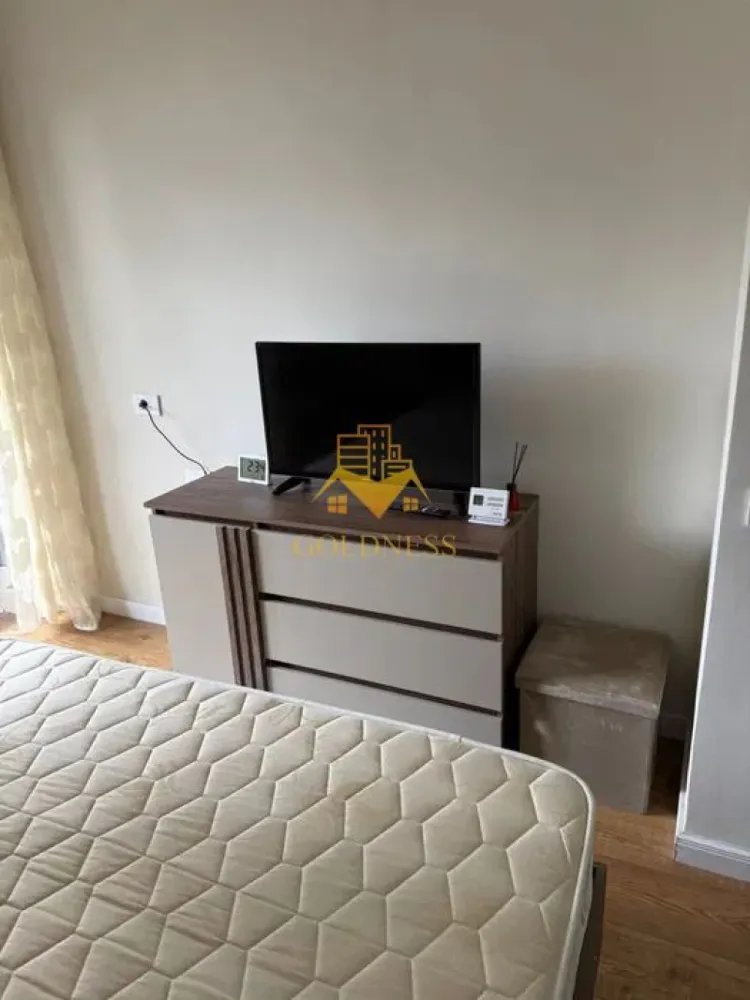 2 Camere Open space, Parcare, Intre lacuri, Iulius Mall, FSEGA,Dunarii - GOLDNESS Imobiliare vă propune spre închiriere un apartament cu 2 camere complet mobilat și utilat, la etajul 1 într-un imobil de 3 etaje, în Cartierul Intre lacuri.
Parcare inclusa!
Se află în apropierea stațiilor de transport în comun, magazine, restaurante, spații verzi, farmacii, etc. 

Apartamentul este compartimentat astfel:
 - dormitor cu pat matrimonial, dressing, noptiere
 - living cu bucatarie open space complet utilată și mobilată, canapea extensibilă, loc de servit masa 
 - baie cu cada, calorifer port prosop și dulap pentru depozitare.
 -balcon 5 mp.

Imobilul este dotat cu toate cele necesare- centrală proprie, frigider, aragaz, hotă, mașină de spălat haine, etc. 

Dacă sunteți interesați de acest apartament și doriți să îl vizionați, dar și pentru alte oferte nu ezitați să ne contactați telefonic sau prin e-mail. Vă stăm la dispoziție!
Pentru intermediere se percepe un comision de 50% din prețul chiriei!