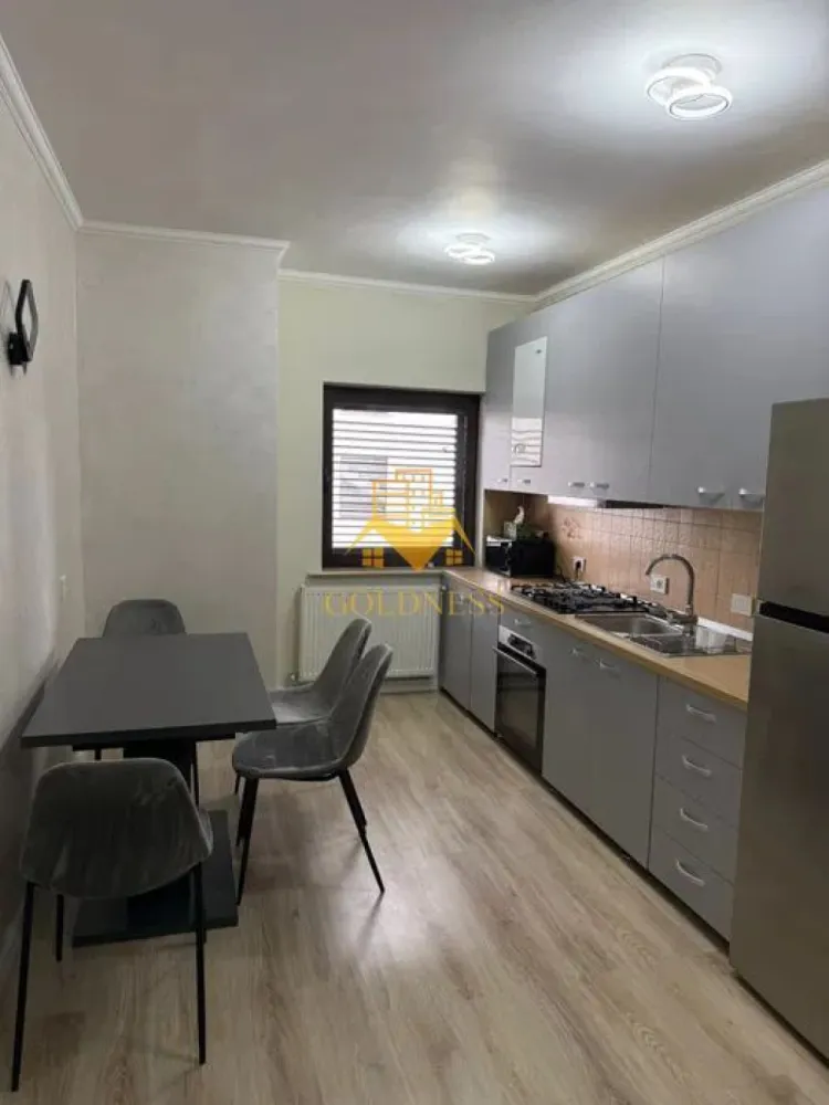 2 Camere Open space, Parcare, Intre lacuri, Iulius Mall, FSEGA,Dunarii - GOLDNESS Imobiliare vă propune spre închiriere un apartament cu 2 camere complet mobilat și utilat, la etajul 1 într-un imobil de 3 etaje, în Cartierul Intre lacuri.
Parcare inclusa!
Se află în apropierea stațiilor de transport în comun, magazine, restaurante, spații verzi, farmacii, etc. 

Apartamentul este compartimentat astfel:
 - dormitor cu pat matrimonial, dressing, noptiere
 - living cu bucatarie open space complet utilată și mobilată, canapea extensibilă, loc de servit masa 
 - baie cu cada, calorifer port prosop și dulap pentru depozitare.
 -balcon 5 mp.

Imobilul este dotat cu toate cele necesare- centrală proprie, frigider, aragaz, hotă, mașină de spălat haine, etc. 

Dacă sunteți interesați de acest apartament și doriți să îl vizionați, dar și pentru alte oferte nu ezitați să ne contactați telefonic sau prin e-mail. Vă stăm la dispoziție!
Pentru intermediere se percepe un comision de 50% din prețul chiriei!