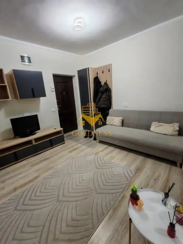2 Camere Open space, Parcare, Intre lacuri, Iulius Mall, FSEGA,Dunarii - GOLDNESS Imobiliare vă propune spre închiriere un apartament cu 2 camere complet mobilat și utilat, la etajul 1 într-un imobil de 3 etaje, în Cartierul Intre lacuri.
Parcare inclusa!
Se află în apropierea stațiilor de transport în comun, magazine, restaurante, spații verzi, farmacii, etc. 

Apartamentul este compartimentat astfel:
 - dormitor cu pat matrimonial, dressing, noptiere
 - living cu bucatarie open space complet utilată și mobilată, canapea extensibilă, loc de servit masa 
 - baie cu cada, calorifer port prosop și dulap pentru depozitare.
 -balcon 5 mp.

Imobilul este dotat cu toate cele necesare- centrală proprie, frigider, aragaz, hotă, mașină de spălat haine, etc. 

Dacă sunteți interesați de acest apartament și doriți să îl vizionați, dar și pentru alte oferte nu ezitați să ne contactați telefonic sau prin e-mail. Vă stăm la dispoziție!
Pentru intermediere se percepe un comision de 50% din prețul chiriei!