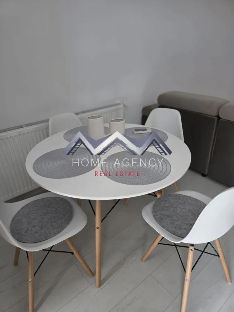 Apartament 2 camere Otopeni | prima închiriere | include parcare - Dacă îți dorești un apartament modern, luminos și aflat la prima închiriere, această proprietate poate fi alegerea ideală pentru tine!

Acest apartament cu 2 camere este situat într-o zonă liniștită și accesibilă din Otopeni, cu legături rapide către București și principalele puncte de interes din zonă. Poziționat la etajul 1 din 3, locuința oferă un echilibru excelent între confort și funcționalitate.

Zona de zi este organizată sub forma unui open-space cu bucătăria și locul de luat masa, creând un spațiu aerisit și bine luminat natural, cu acces spre balcon. Dormitorul este luminos și confortabil, ideal pentru odihnă, iar baia modernă, dotată cu duș walk-in, completează funcționalitatea locuinței. De asemenea, proprietatea beneficiază de loc de parcare dedicat.

📞 Programează o vizionare și descoperă dacă acest apartament este potrivit pentru tine!