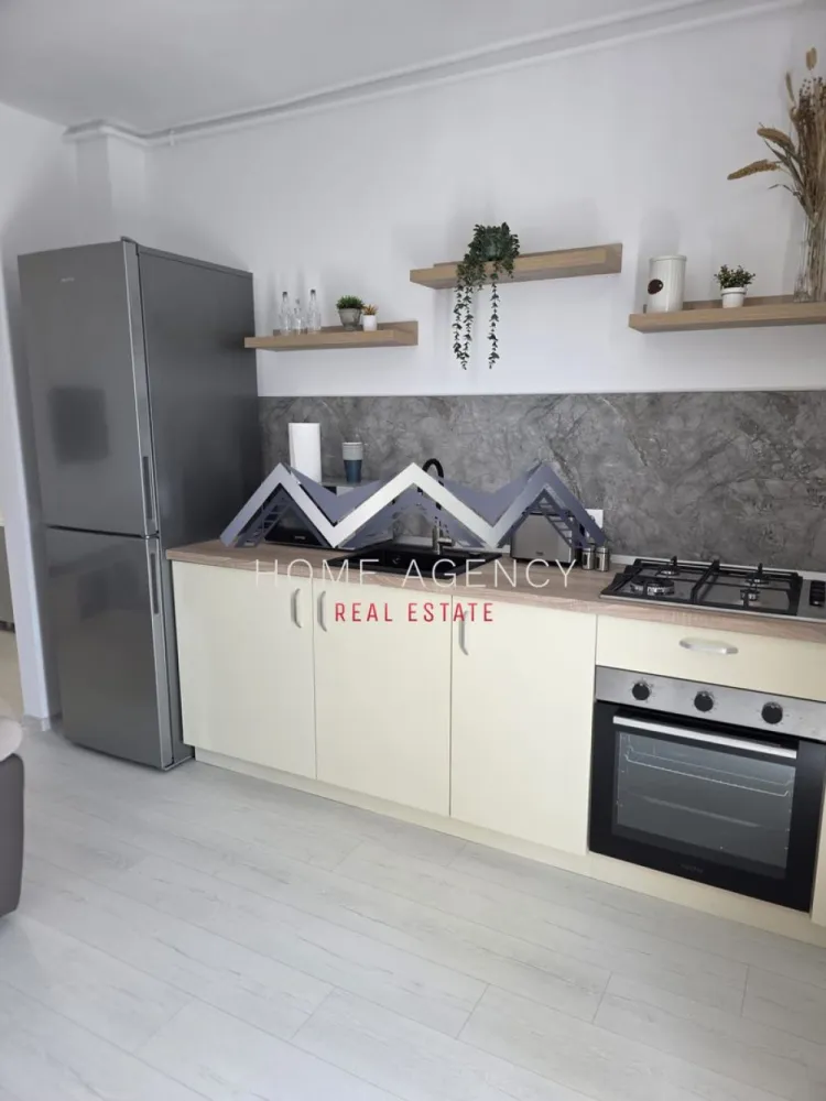 Apartament 2 camere Otopeni | prima închiriere | include parcare - Dacă îți dorești un apartament modern, luminos și aflat la prima închiriere, această proprietate poate fi alegerea ideală pentru tine!

Acest apartament cu 2 camere este situat într-o zonă liniștită și accesibilă din Otopeni, cu legături rapide către București și principalele puncte de interes din zonă. Poziționat la etajul 1 din 3, locuința oferă un echilibru excelent între confort și funcționalitate.

Zona de zi este organizată sub forma unui open-space cu bucătăria și locul de luat masa, creând un spațiu aerisit și bine luminat natural, cu acces spre balcon. Dormitorul este luminos și confortabil, ideal pentru odihnă, iar baia modernă, dotată cu duș walk-in, completează funcționalitatea locuinței. De asemenea, proprietatea beneficiază de loc de parcare dedicat.

📞 Programează o vizionare și descoperă dacă acest apartament este potrivit pentru tine!