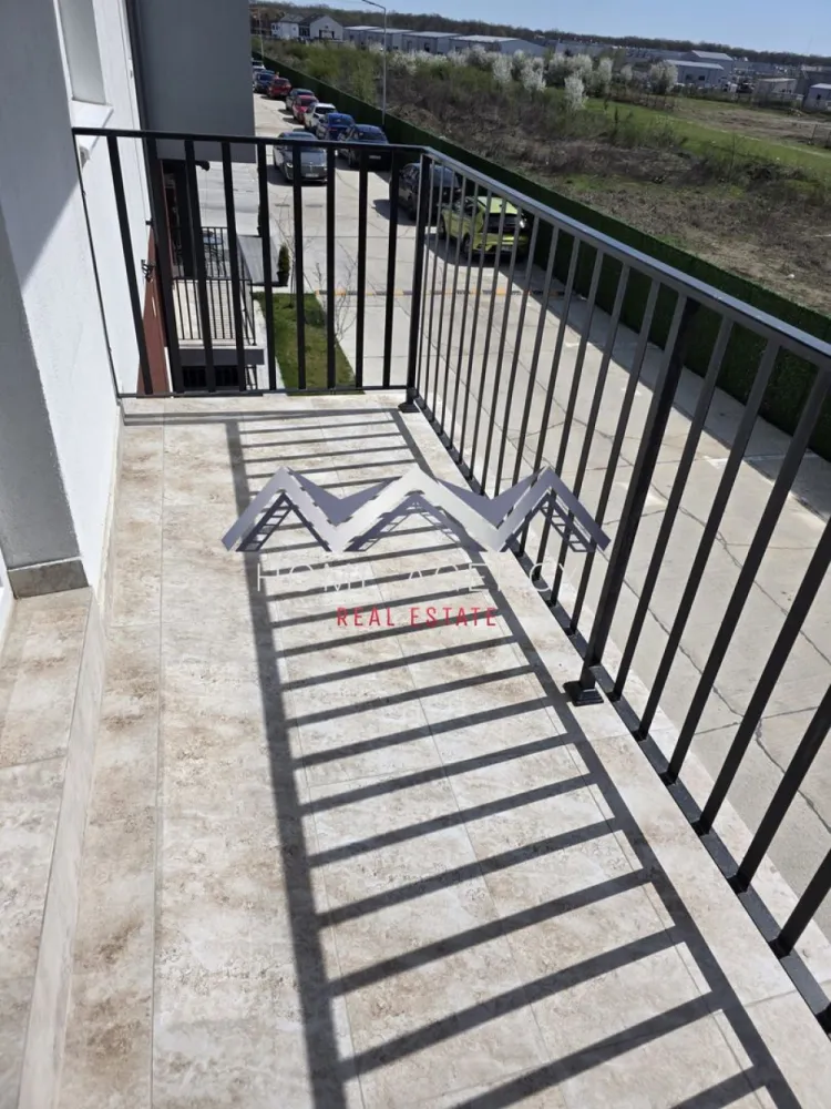 Apartament 2 camere Otopeni | prima închiriere | include parcare - Dacă îți dorești un apartament modern, luminos și aflat la prima închiriere, această proprietate poate fi alegerea ideală pentru tine!

Acest apartament cu 2 camere este situat într-o zonă liniștită și accesibilă din Otopeni, cu legături rapide către București și principalele puncte de interes din zonă. Poziționat la etajul 1 din 3, locuința oferă un echilibru excelent între confort și funcționalitate.

Zona de zi este organizată sub forma unui open-space cu bucătăria și locul de luat masa, creând un spațiu aerisit și bine luminat natural, cu acces spre balcon. Dormitorul este luminos și confortabil, ideal pentru odihnă, iar baia modernă, dotată cu duș walk-in, completează funcționalitatea locuinței. De asemenea, proprietatea beneficiază de loc de parcare dedicat.

📞 Programează o vizionare și descoperă dacă acest apartament este potrivit pentru tine!