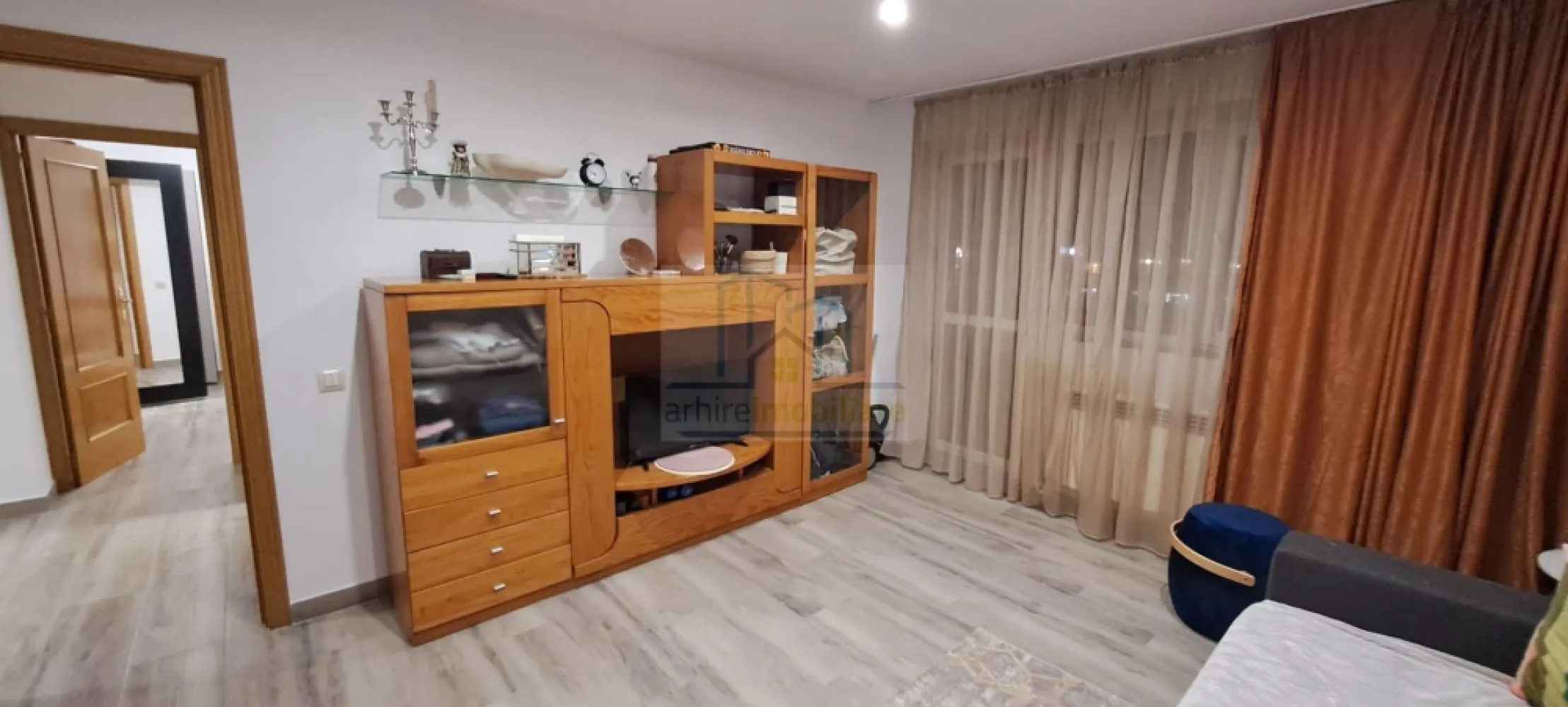 Apartament 2 camere decomandat | Confort Park – Vitan Bârzești | - Agentia ArhireImobiliare va ofera spre vanzare un apartament de 2 camere decomandat, situat în complexul Confort Park, pe Șoseaua Vitan Bârzești, la etajul 5 din 11, într-un imobil solid, construit în 2008.

Apartamentul este renovat integral și se vinde complet mobilat și utilat, exact ca în poze, eliminând orice cost suplimentar pentru viitorul proprietar. Proprietatea este ideală pentru închiriere imediată, fără timp de așteptare sau investiții adiționale.

✅ Avantaje-cheie pentru investitori:

Compartimentare decomandată

Renovat complet 

Complet mobilat & utilat

Centrală termică proprie – costuri mici

Electrocasnice incluse:
plită pe gaz, cuptor electric, mașină de spălat, frigider, cuptor cu microunde, TV Smart, aer condiționat

Etaj intermediar (5/11) – ușor de închiriat

În imediata apropiere: La Cocoș, Brico Depot, Auchan, centre comerciale și acces rapid către principalele artere ale orașului – aspect esențial pentru atractivitatea la închiriere.

Randament estimat chirie:
450–500 € / lună, potrivit pentru investiție stabilă pe termen lung.

Pretul de vanzare este de 104700 Euro Usor Negociabil.

Disponibil pentru mutare imediata.

Se accepta credit.

Va asteptam la vizionare