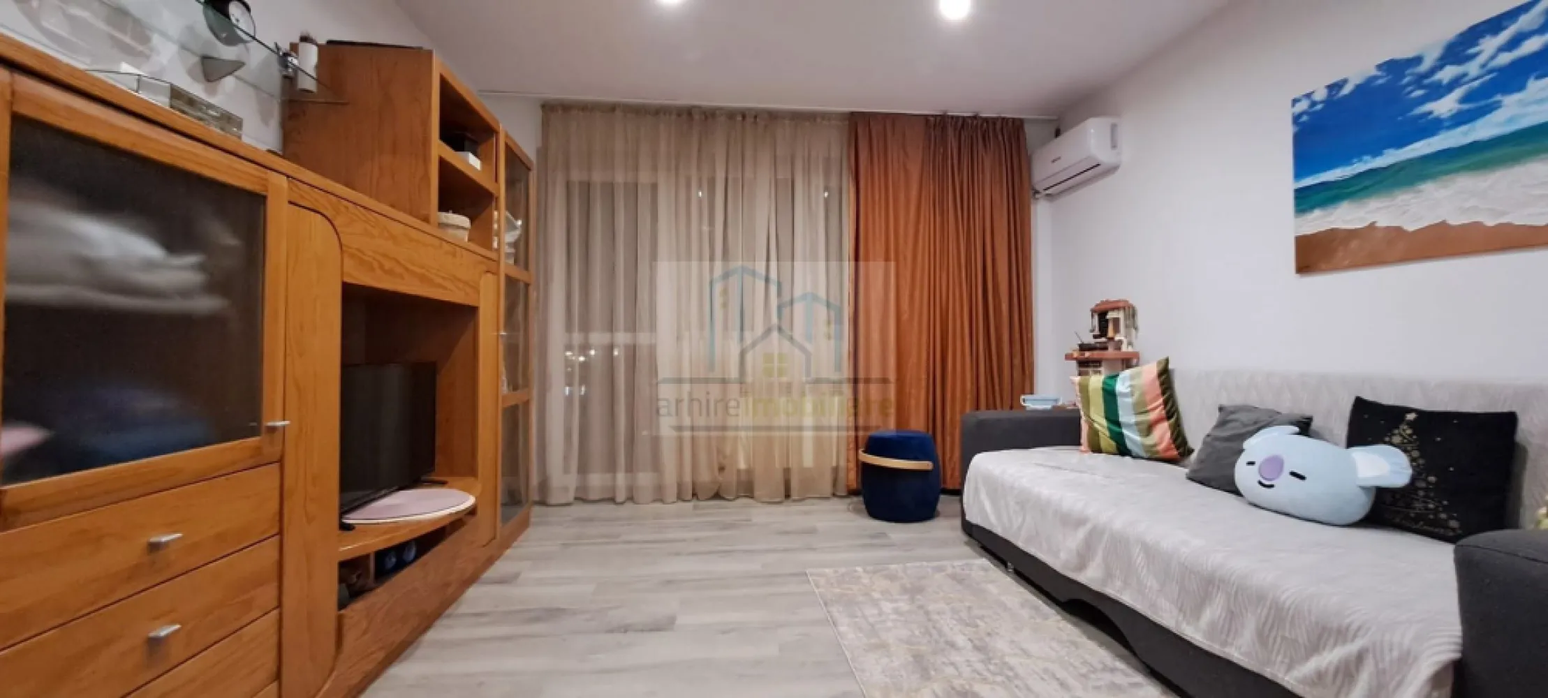 Apartament 2 camere decomandat | Confort Park – Vitan Bârzești | - Agentia ArhireImobiliare va ofera spre vanzare un apartament de 2 camere decomandat, situat în complexul Confort Park, pe Șoseaua Vitan Bârzești, la etajul 5 din 11, într-un imobil solid, construit în 2008.

Apartamentul este renovat integral și se vinde complet mobilat și utilat, exact ca în poze, eliminând orice cost suplimentar pentru viitorul proprietar. Proprietatea este ideală pentru închiriere imediată, fără timp de așteptare sau investiții adiționale.

✅ Avantaje-cheie pentru investitori:

Compartimentare decomandată

Renovat complet 

Complet mobilat & utilat

Centrală termică proprie – costuri mici

Electrocasnice incluse:
plită pe gaz, cuptor electric, mașină de spălat, frigider, cuptor cu microunde, TV Smart, aer condiționat

Etaj intermediar (5/11) – ușor de închiriat

În imediata apropiere: La Cocoș, Brico Depot, Auchan, centre comerciale și acces rapid către principalele artere ale orașului – aspect esențial pentru atractivitatea la închiriere.

Randament estimat chirie:
450–500 € / lună, potrivit pentru investiție stabilă pe termen lung.

Pretul de vanzare este de 104700 Euro Usor Negociabil.

Disponibil pentru mutare imediata.

Se accepta credit.

Va asteptam la vizionare
