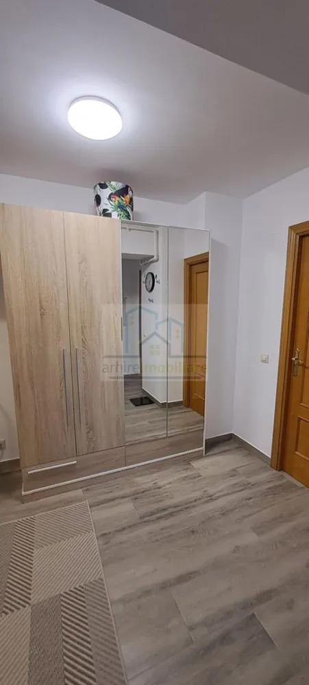Apartament 2 camere decomandat | Confort Park – Vitan Bârzești | - Agentia ArhireImobiliare va ofera spre vanzare un apartament de 2 camere decomandat, situat în complexul Confort Park, pe Șoseaua Vitan Bârzești, la etajul 5 din 11, într-un imobil solid, construit în 2008.

Apartamentul este renovat integral și se vinde complet mobilat și utilat, exact ca în poze, eliminând orice cost suplimentar pentru viitorul proprietar. Proprietatea este ideală pentru închiriere imediată, fără timp de așteptare sau investiții adiționale.

✅ Avantaje-cheie pentru investitori:

Compartimentare decomandată

Renovat complet 

Complet mobilat & utilat

Centrală termică proprie – costuri mici

Electrocasnice incluse:
plită pe gaz, cuptor electric, mașină de spălat, frigider, cuptor cu microunde, TV Smart, aer condiționat

Etaj intermediar (5/11) – ușor de închiriat

În imediata apropiere: La Cocoș, Brico Depot, Auchan, centre comerciale și acces rapid către principalele artere ale orașului – aspect esențial pentru atractivitatea la închiriere.

Randament estimat chirie:
450–500 € / lună, potrivit pentru investiție stabilă pe termen lung.

Pretul de vanzare este de 104700 Euro Usor Negociabil.

Disponibil pentru mutare imediata.

Se accepta credit.

Va asteptam la vizionare