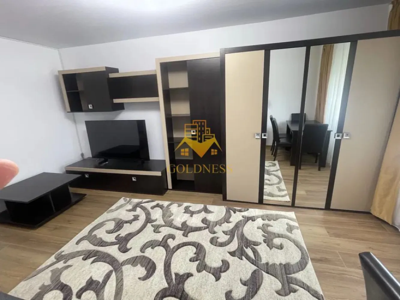 2 Camere decomandate, Parcare, Primaverii, McDonald's, Big, Modern. - GOLDNESS Imobiliare vă propune spre închiriere un apartament cu 2 camere complet mobilat și utilat, la etajul 1 într-un imobil de 4 etaje, în Cartierul Manastur.
Parcare inclusa!
Se află în apropierea stațiilor de transport în comun, magazine, restaurante, spații verzi, farmacii, etc. 

Apartamentul este compartimentat astfel:
 - dormitor cu pat matrimonial, dressing, noptiere
 - dormitorcu canapea extensibilă, TV smart, dressing.
 -bucatarie complet utilată și mobilată, loc de servit masa
 - baie cu cada, calorifer port prosop și dulap pentru depozitare.
 - balcon inchis 5 mp.

Imobilul este dotat cu toate cele necesare- frigider, aragaz, hotă, mașină de spălat haine, etc. 

Dacă sunteți interesați de acest apartament și doriți să îl vizionați, dar și pentru alte oferte nu ezitați să ne contactați telefonic sau prin e-mail. Vă stăm la dispoziție!
Pentru intermediere se percepe un comision de 50% din prețul chiriei!