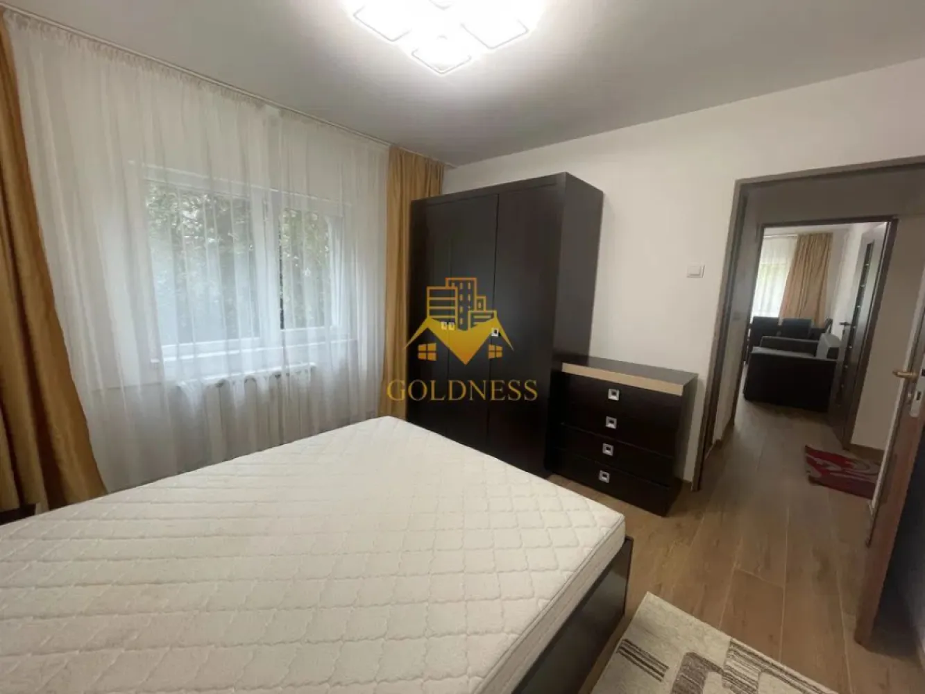 2 Camere decomandate, Parcare, Primaverii, McDonald's, Big, Modern. - GOLDNESS Imobiliare vă propune spre închiriere un apartament cu 2 camere complet mobilat și utilat, la etajul 1 într-un imobil de 4 etaje, în Cartierul Manastur.
Parcare inclusa!
Se află în apropierea stațiilor de transport în comun, magazine, restaurante, spații verzi, farmacii, etc. 

Apartamentul este compartimentat astfel:
 - dormitor cu pat matrimonial, dressing, noptiere
 - dormitorcu canapea extensibilă, TV smart, dressing.
 -bucatarie complet utilată și mobilată, loc de servit masa
 - baie cu cada, calorifer port prosop și dulap pentru depozitare.
 - balcon inchis 5 mp.

Imobilul este dotat cu toate cele necesare- frigider, aragaz, hotă, mașină de spălat haine, etc. 

Dacă sunteți interesați de acest apartament și doriți să îl vizionați, dar și pentru alte oferte nu ezitați să ne contactați telefonic sau prin e-mail. Vă stăm la dispoziție!
Pentru intermediere se percepe un comision de 50% din prețul chiriei!