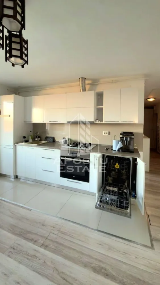 Aprtament 3 camere , Girocului - Apostu Estate va ofera spre inchiriere un apartament cu 3 camere, situat in zona Girocului, o locatie apreciata pentru accesul facil catre mijloacele de transport, magazine, scoli si alte puncte de interes.

Apartamentul are o suprafata utila de 65 mp si este amplasat la etajul 5 din 5 (fara lift), fiind compartimentat eficient astfel:

Living open-space;
Dormitor;
Camera secundara, ideala pentru birou, camera de copil sau dressing;
Baie;
Hol.

Locuinta este complet mobilata si utilata, fiind pregatita pentru mutare imediata.

Dotari:

Centrala termica proprie;
Aer conditionat;
TV;
Masina de spalat rufe;
Masina de spalat vase;
Cuptor cu microunde.

Un avantaj important al acestui apartament este faptul ca este pet friendly, fiind potrivit si pentru chiriasii care detin animale de companie.

Apartamentul ofera un ambient placut si functional, fiind ideal pentru un cuplu, o familie sau persoane care lucreaza de acasa.

Oferta Id CP3227870