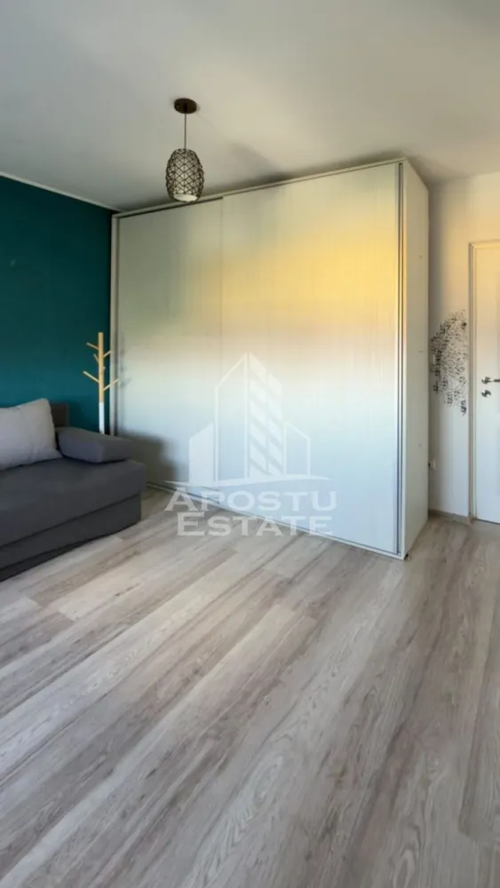 Aprtament 3 camere , Girocului - Apostu Estate va ofera spre inchiriere un apartament cu 3 camere, situat in zona Girocului, o locatie apreciata pentru accesul facil catre mijloacele de transport, magazine, scoli si alte puncte de interes.

Apartamentul are o suprafata utila de 65 mp si este amplasat la etajul 5 din 5 (fara lift), fiind compartimentat eficient astfel:

Living open-space;
Dormitor;
Camera secundara, ideala pentru birou, camera de copil sau dressing;
Baie;
Hol.

Locuinta este complet mobilata si utilata, fiind pregatita pentru mutare imediata.

Dotari:

Centrala termica proprie;
Aer conditionat;
TV;
Masina de spalat rufe;
Masina de spalat vase;
Cuptor cu microunde.

Un avantaj important al acestui apartament este faptul ca este pet friendly, fiind potrivit si pentru chiriasii care detin animale de companie.

Apartamentul ofera un ambient placut si functional, fiind ideal pentru un cuplu, o familie sau persoane care lucreaza de acasa.

Oferta Id CP3227870