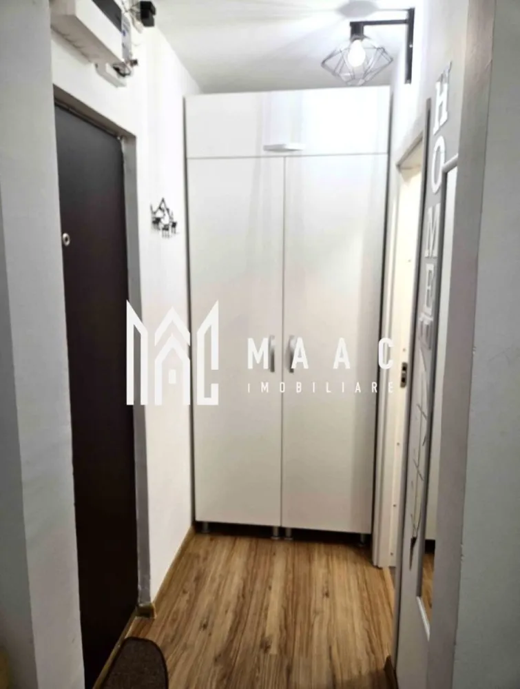 Apartament 1 camera | Etaj intermediar | Mobilata si utilata - MAAC Imobiliare vă propune spre vânzare o garsonieră ideală atât pentru locuit, cât și pentru investiție, situată în cartierul Broscărie, pe strada Ștefan cel Mare.

Imobilul are o suprafață utilă de 25 mp și este renovat modern, fiind compartimentat eficient astfel: hol de acces, baie, cameră spațioasă și bucătărie separată.

Locuința se vinde complet mobilată și utilată, beneficiind de:

centrală termică pe gaz

mașină de spălat cu uscător

cuptor electric și cuptor cu microunde

plită electrică

frigider

TV Smart și conexiune Wi-Fi

Toate dotările sunt alese pentru a oferi un nivel ridicat de confort și un stil de viață modern.

Avantaje locație:

zonă foarte bine cotată

loc de parcare

stație de autobuz chiar lângă bloc

parcuri pentru copii

magazine Profi și Simpa la aproximativ 50 m

sală de sport și alte facilități în imediata apropiere

Imobilul este liber de orice sarcini și se poate viziona oricând, cu programare prealabilă.

Pentru mai multe detalii sau pentru stabilirea unei vizionări, vă invităm să contactați MAAC Imobiliare.
ID: CP2891442
