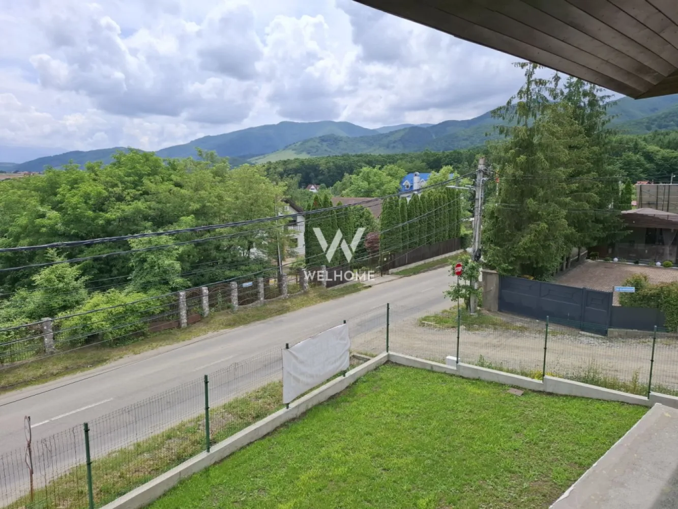 Casa individuala Teren 705 mp Tocile-Sibiu. - Casa cu priveliste catre munti, pozitionata pe soare, carport pentru masina si cu acces de la 2 strazi.

Cu acces de la strada asfaltata si intr-o zona linistita, casa vine cu curtea la cheie, pavaj acces auto si pietonal.
Are o suprafata utila de 135mp distribuiti pe 2 nivele.
Parter:
-Hol mare de acces
-Bucatarie separata 
-living 
-baie mare
-camera tehnica

ETAJ:
-3 dormitoare 
-Hol mare spatios
-O baie mare 
-Pod cu acces pentru spatii de depozitare

 Se preda cu toate utilitatile: 
-apa
-energie electrica
-fosa septica/canalizare
De mentionat ca in zona este aprobat proiectul de gaz. Casa va avea dubla functionalitate ca si metoda de caldura. 
La interior se preda la ALB, pregatita pentru a-ti pune singur finisajele.
Exteriorul se preda la CHEIE.
Pompa de caldura/centrala nu este inclusa in pret.

Imobilul este situat in zona de case si cabane, unde toate locuintele beneficiaza de priveliste si liniste. 

Termen de predare - August 2025.

Pret: 265.000 euro negociabil.
