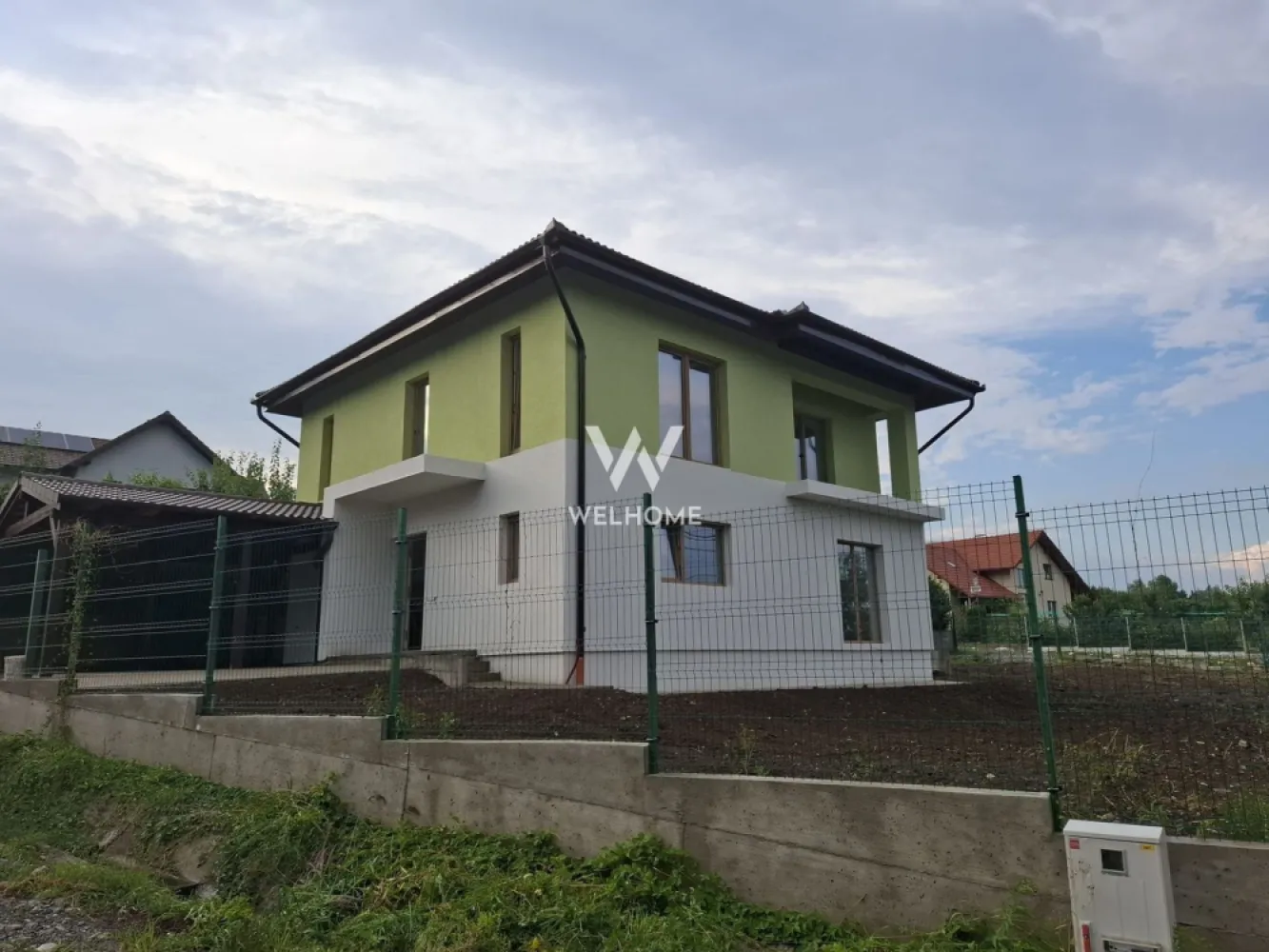 Casa individuala Teren 705 mp Tocile-Sibiu. - Casa cu priveliste catre munti, pozitionata pe soare, carport pentru masina si cu acces de la 2 strazi.

Cu acces de la strada asfaltata si intr-o zona linistita, casa vine cu curtea la cheie, pavaj acces auto si pietonal.
Are o suprafata utila de 135mp distribuiti pe 2 nivele.
Parter:
-Hol mare de acces
-Bucatarie separata 
-living 
-baie mare
-camera tehnica

ETAJ:
-3 dormitoare 
-Hol mare spatios
-O baie mare 
-Pod cu acces pentru spatii de depozitare

 Se preda cu toate utilitatile: 
-apa
-energie electrica
-fosa septica/canalizare
De mentionat ca in zona este aprobat proiectul de gaz. Casa va avea dubla functionalitate ca si metoda de caldura. 
La interior se preda la ALB, pregatita pentru a-ti pune singur finisajele.
Exteriorul se preda la CHEIE.
Pompa de caldura/centrala nu este inclusa in pret.

Imobilul este situat in zona de case si cabane, unde toate locuintele beneficiaza de priveliste si liniste. 

Termen de predare - August 2025.

Pret: 265.000 euro negociabil.