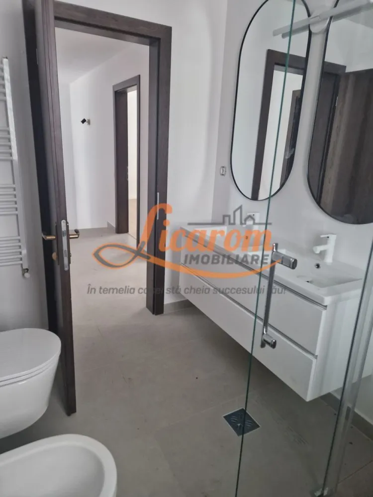 Vila "La Cheie",intabulata,P+E in Cristian zona de vile,teren 600 mp - Licarom Imobiliare propune spre vanzare o vila noua construita "La Cheie" in Cristian zona de vile,aflata in dezvoltare.
Proprietatea este compusa din teren in suprafata totala de 600 mp,imprejmuit cu gard de sarma,si vila dispusa pe Parter si Etaj Constructia este realizata din materiale foarte bune: caramida Porotherm,termoizolatie exterioara si ferestre termopan cu 3 foi de sticla si tamplarie Salamander.
Dispunerea spatiului locuibil este dupa cum urmeaza:
La parter este un hol generos la intrare,o baie de serviciu si o camera tehnica,apoi urmeaza bucatarie separata si inchisa cu usa ,camara, si livingul care are iesirea pe terasa.
La Etaj avem 3 dormitoare,dintre care unul matrimonial cu baie proprie,iar altele doua sunt deservite de o alta baie aflata pe hol.
Tot din holul de la etaj se poate accesa podul printr-o scara de mansarda.
Casa este complet amenajata cu finisaje de calitate : gresie,faianta,parchet,incalzirea se realizeaza prin pardoseala atat la parter cat si la etaj, de la centrala termica proprie.
Casa se vinde cu bucataria mobilata.
Terenul are acces auto in curte.
Utilitati: curent electric,apa de la reteaua publica,canalizarea momentan prin fosa(urmand sa se realizeze racordarea la reteaua publica de canalizare).
Pretul este 305000 euro negociabil.
Pentru mai multe relatii si vizionari,nu ezitati sa ne contactati la telefon 0741059397 Consultant imobiliar Calin si 0723985424 Consultant imobiliar Liliana.