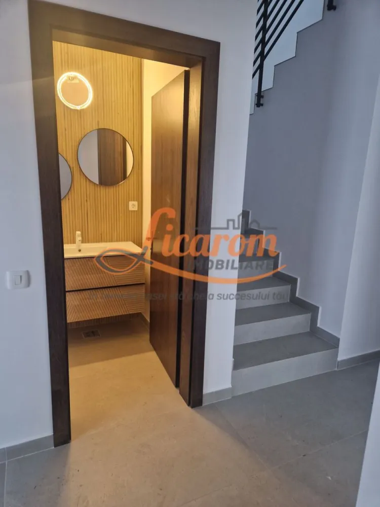 Vila "La Cheie",intabulata,P+E in Cristian zona de vile,teren 600 mp - Licarom Imobiliare propune spre vanzare o vila noua construita "La Cheie" in Cristian zona de vile,aflata in dezvoltare.
Proprietatea este compusa din teren in suprafata totala de 600 mp,imprejmuit cu gard de sarma,si vila dispusa pe Parter si Etaj Constructia este realizata din materiale foarte bune: caramida Porotherm,termoizolatie exterioara si ferestre termopan cu 3 foi de sticla si tamplarie Salamander.
Dispunerea spatiului locuibil este dupa cum urmeaza:
La parter este un hol generos la intrare,o baie de serviciu si o camera tehnica,apoi urmeaza bucatarie separata si inchisa cu usa ,camara, si livingul care are iesirea pe terasa.
La Etaj avem 3 dormitoare,dintre care unul matrimonial cu baie proprie,iar altele doua sunt deservite de o alta baie aflata pe hol.
Tot din holul de la etaj se poate accesa podul printr-o scara de mansarda.
Casa este complet amenajata cu finisaje de calitate : gresie,faianta,parchet,incalzirea se realizeaza prin pardoseala atat la parter cat si la etaj, de la centrala termica proprie.
Casa se vinde cu bucataria mobilata.
Terenul are acces auto in curte.
Utilitati: curent electric,apa de la reteaua publica,canalizarea momentan prin fosa(urmand sa se realizeze racordarea la reteaua publica de canalizare).
Pretul este 305000 euro negociabil.
Pentru mai multe relatii si vizionari,nu ezitati sa ne contactati la telefon 0741059397 Consultant imobiliar Calin si 0723985424 Consultant imobiliar Liliana.