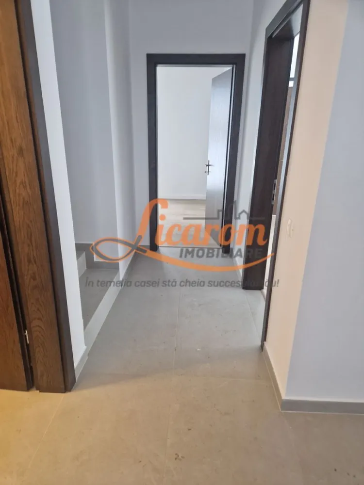 Vila "La Cheie",intabulata,P+E in Cristian zona de vile,teren 600 mp - Licarom Imobiliare propune spre vanzare o vila noua construita "La Cheie" in Cristian zona de vile,aflata in dezvoltare.
Proprietatea este compusa din teren in suprafata totala de 600 mp,imprejmuit cu gard de sarma,si vila dispusa pe Parter si Etaj Constructia este realizata din materiale foarte bune: caramida Porotherm,termoizolatie exterioara si ferestre termopan cu 3 foi de sticla si tamplarie Salamander.
Dispunerea spatiului locuibil este dupa cum urmeaza:
La parter este un hol generos la intrare,o baie de serviciu si o camera tehnica,apoi urmeaza bucatarie separata si inchisa cu usa ,camara, si livingul care are iesirea pe terasa.
La Etaj avem 3 dormitoare,dintre care unul matrimonial cu baie proprie,iar altele doua sunt deservite de o alta baie aflata pe hol.
Tot din holul de la etaj se poate accesa podul printr-o scara de mansarda.
Casa este complet amenajata cu finisaje de calitate : gresie,faianta,parchet,incalzirea se realizeaza prin pardoseala atat la parter cat si la etaj, de la centrala termica proprie.
Casa se vinde cu bucataria mobilata.
Terenul are acces auto in curte.
Utilitati: curent electric,apa de la reteaua publica,canalizarea momentan prin fosa(urmand sa se realizeze racordarea la reteaua publica de canalizare).
Pretul este 305000 euro negociabil.
Pentru mai multe relatii si vizionari,nu ezitati sa ne contactati la telefon 0741059397 Consultant imobiliar Calin si 0723985424 Consultant imobiliar Liliana.