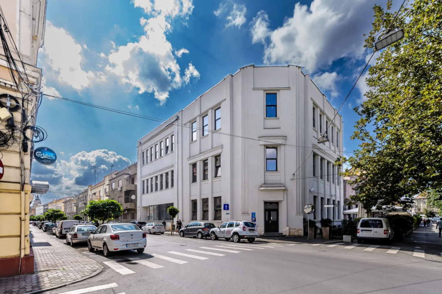 Clădire ultracentrală de vânzare Bulevardul Decebal Comision 0 - Comision 0%
Vă prezint în exclusivitate o oportunitate rară de achiziție a unei clădiri emblematice, situată pe cea mai bună și mai căutată arteră din Arad – Bulevardul Decebal.

✔ Regim de înălțime: demisol + parter + etaj 1 și 2
✔ Suprafață total construită: 1.900 mp
✔ Exterior complet renovat: fațadă și acoperiș tip terasă refăcute integral
✔ Interior open space – doar stâlpi și grinzi de susținere, ușor adaptabil oricărui tip de proiect
✔ Flexibilitate maximă pentru recompartimentare și personalizare

Această proprietate reprezintă o valoare de investiție unică, potrivită pentru:
• Sediu de firmă sau instituție
• Centru de birouri moderne
• Clinici medicale, centre educaționale
• Spații comerciale premium

Locația face diferența: poziționarea ultracentrală, pe cel mai valoros bulevard al Aradului, garantează vizibilitate maximă, prestigiu și acces facil.

📍 O clădire care poate deveni fundamentul unui business de succes, exact în inima orașului.

📞 Pentru detalii și programarea unei vizionări:
Blaga Flavius – 0754467525 Consultant imobiliar acreditat APAIR (Asociația Profesională a Agenților Imobiliari din România)

Nu dispui de toată suma? Te ajutăm noi gratuit! Îți obținem oferte de la 16 bănci.
Ai o proprietate de vânzare în Arad și vrei să știi cât valorează cu adevărat?

Birou: ACASĂ | Agenție imobiliară Arad
Adresă: Bulevardul Decebal 2, Arad 310133
