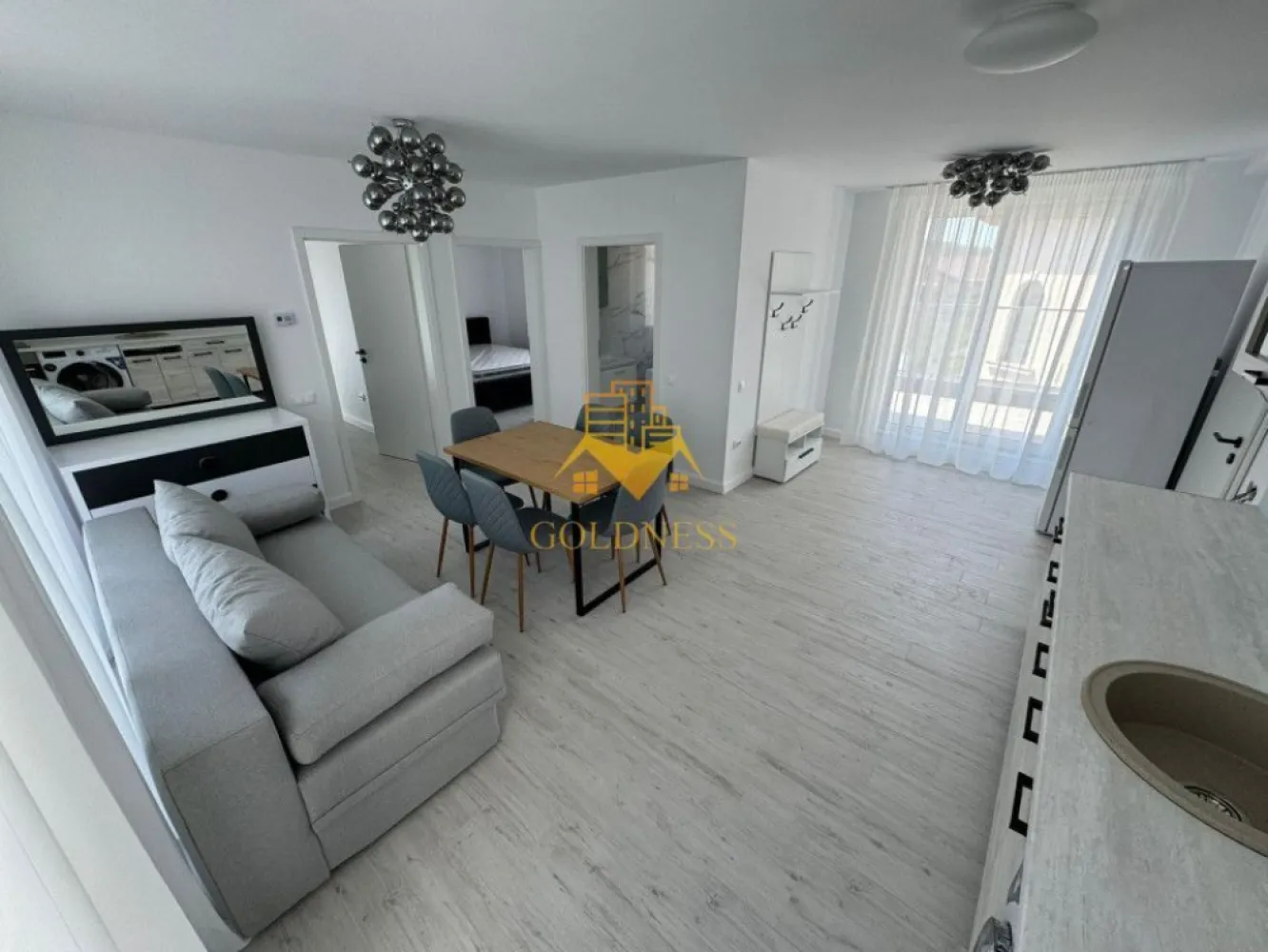 3 camere, prima inchiriere, parcare,Baciu zona Galaxiei,Calea Baciului - GOLDNESS Imobiliare vă propune spre închiriere un apartament cu 3 camere complet mobilat și utilat, la etajul 3 într-un imobil de 3 etaje, în Baciu.
Se poate inchiria parcare cu 30e!
Se află în apropierea stațiilor de transport în comun, magazine, restaurante, spații verzi, farmacii, etc. 

Apartamentul este compartimentat astfel:
 - dormitor cu pat matrimonial, dressing, noptiere
 - dormitor cu pat matrimonial, dressing, noptiere
 - living cu bucatarie open space complet utilată, canapea extensibilă, loc de servit masa 
 - baie cu cada, calorifer port prosop și dulap pentru depozitare.
 - terasa de 16 mp.

Imobilul este dotat cu toate cele necesare- centrală proprie, mașină de spălat haine, frigider, plită electrică, hotă, etc. 

Dacă sunteți interesați de acest apartament și doriți să îl vizionați, dar și pentru alte oferte nu ezitați să ne contactați telefonic sau prin e-mail. Vă stăm la dispoziție!

Pentru intermediere se percepe un comision de 50% din prețul chiriei!