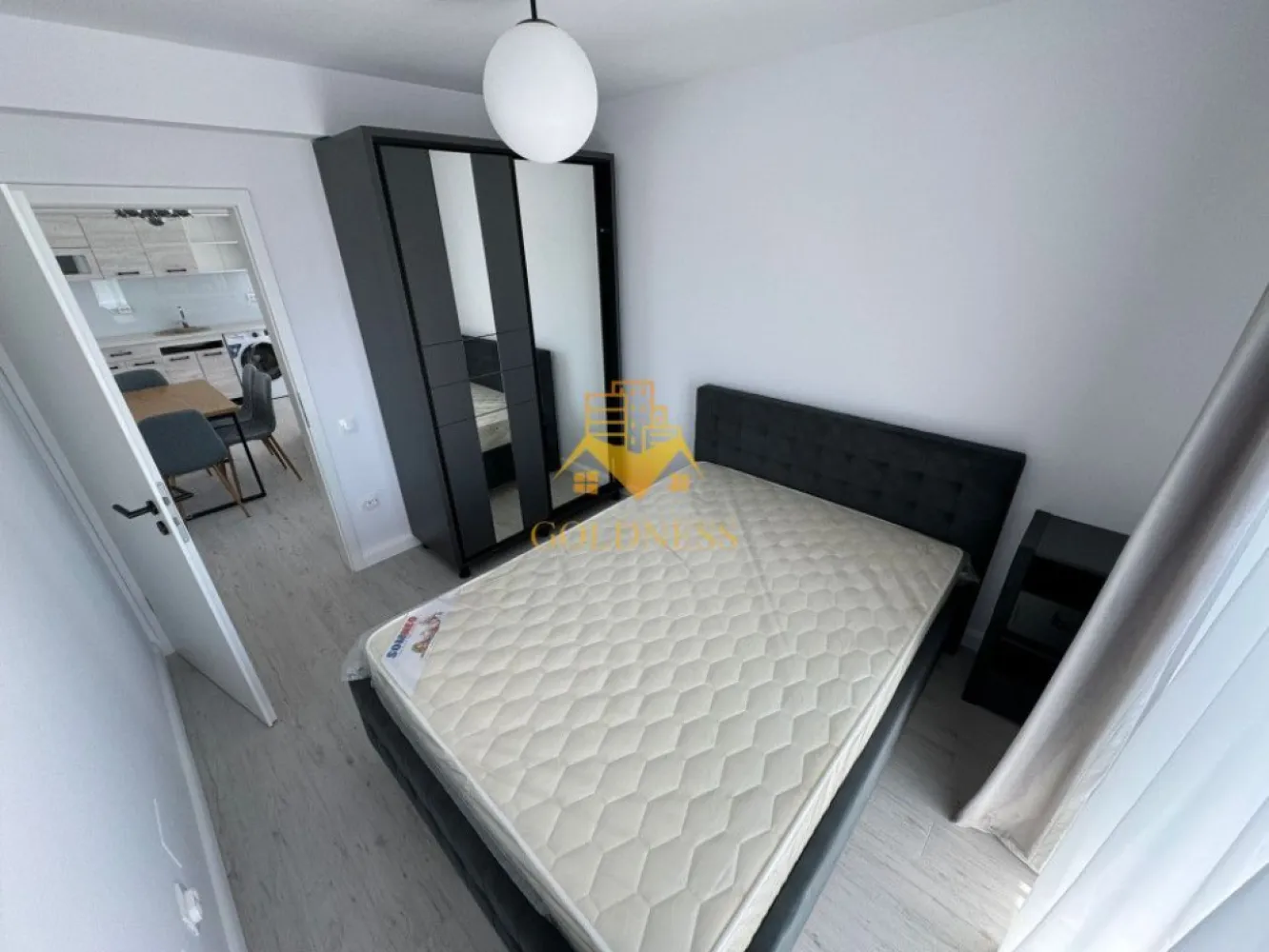 3 camere, prima inchiriere, parcare,Baciu zona Galaxiei,Calea Baciului - GOLDNESS Imobiliare vă propune spre închiriere un apartament cu 3 camere complet mobilat și utilat, la etajul 3 într-un imobil de 3 etaje, în Baciu.
Se poate inchiria parcare cu 30e!
Se află în apropierea stațiilor de transport în comun, magazine, restaurante, spații verzi, farmacii, etc. 

Apartamentul este compartimentat astfel:
 - dormitor cu pat matrimonial, dressing, noptiere
 - dormitor cu pat matrimonial, dressing, noptiere
 - living cu bucatarie open space complet utilată, canapea extensibilă, loc de servit masa 
 - baie cu cada, calorifer port prosop și dulap pentru depozitare.
 - terasa de 16 mp.

Imobilul este dotat cu toate cele necesare- centrală proprie, mașină de spălat haine, frigider, plită electrică, hotă, etc. 

Dacă sunteți interesați de acest apartament și doriți să îl vizionați, dar și pentru alte oferte nu ezitați să ne contactați telefonic sau prin e-mail. Vă stăm la dispoziție!

Pentru intermediere se percepe un comision de 50% din prețul chiriei!