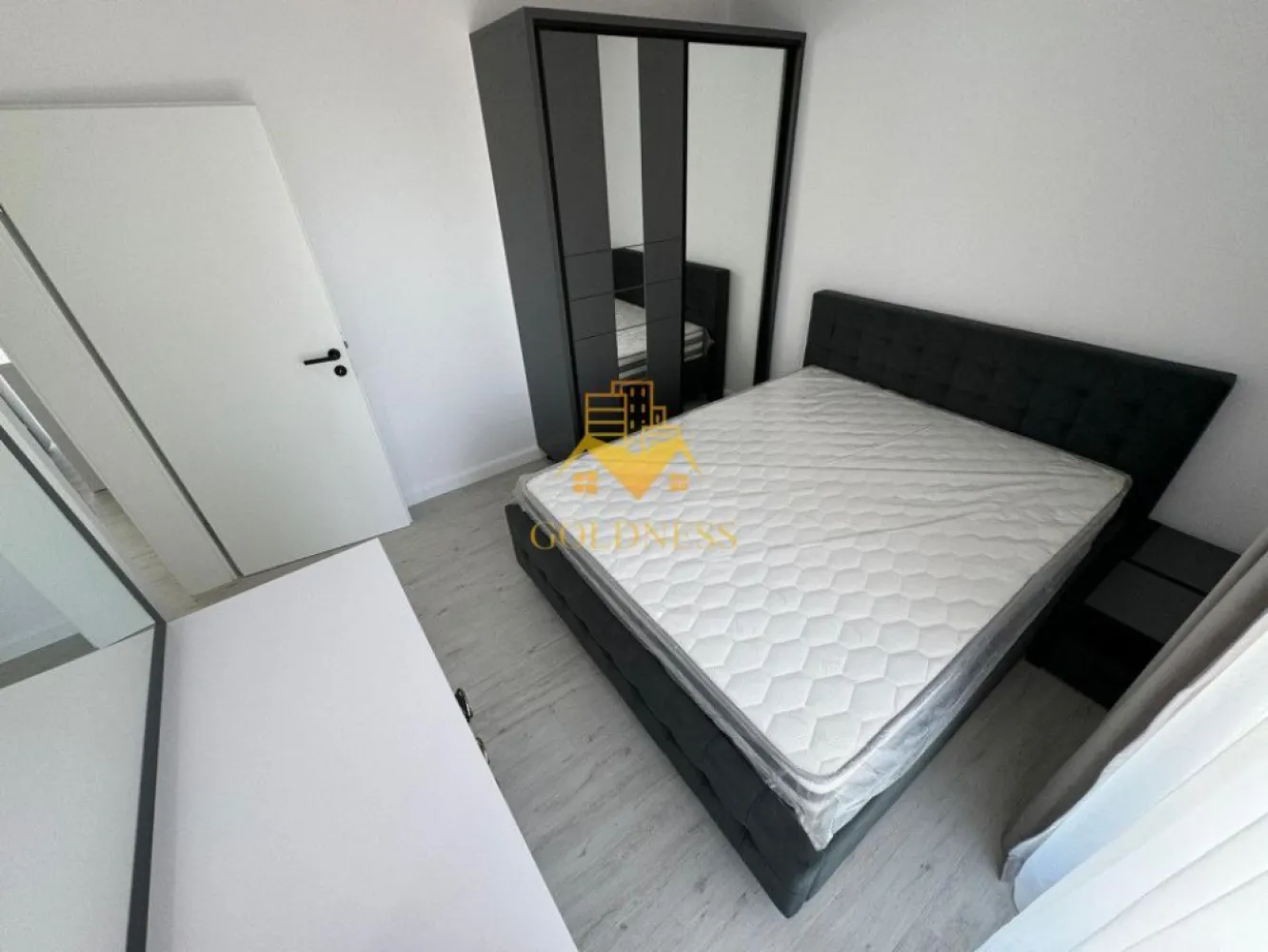 3 camere, prima inchiriere, parcare,Baciu zona Galaxiei,Calea Baciului - GOLDNESS Imobiliare vă propune spre închiriere un apartament cu 3 camere complet mobilat și utilat, la etajul 3 într-un imobil de 3 etaje, în Baciu.
Se poate inchiria parcare cu 30e!
Se află în apropierea stațiilor de transport în comun, magazine, restaurante, spații verzi, farmacii, etc. 

Apartamentul este compartimentat astfel:
 - dormitor cu pat matrimonial, dressing, noptiere
 - dormitor cu pat matrimonial, dressing, noptiere
 - living cu bucatarie open space complet utilată, canapea extensibilă, loc de servit masa 
 - baie cu cada, calorifer port prosop și dulap pentru depozitare.
 - terasa de 16 mp.

Imobilul este dotat cu toate cele necesare- centrală proprie, mașină de spălat haine, frigider, plită electrică, hotă, etc. 

Dacă sunteți interesați de acest apartament și doriți să îl vizionați, dar și pentru alte oferte nu ezitați să ne contactați telefonic sau prin e-mail. Vă stăm la dispoziție!

Pentru intermediere se percepe un comision de 50% din prețul chiriei!
