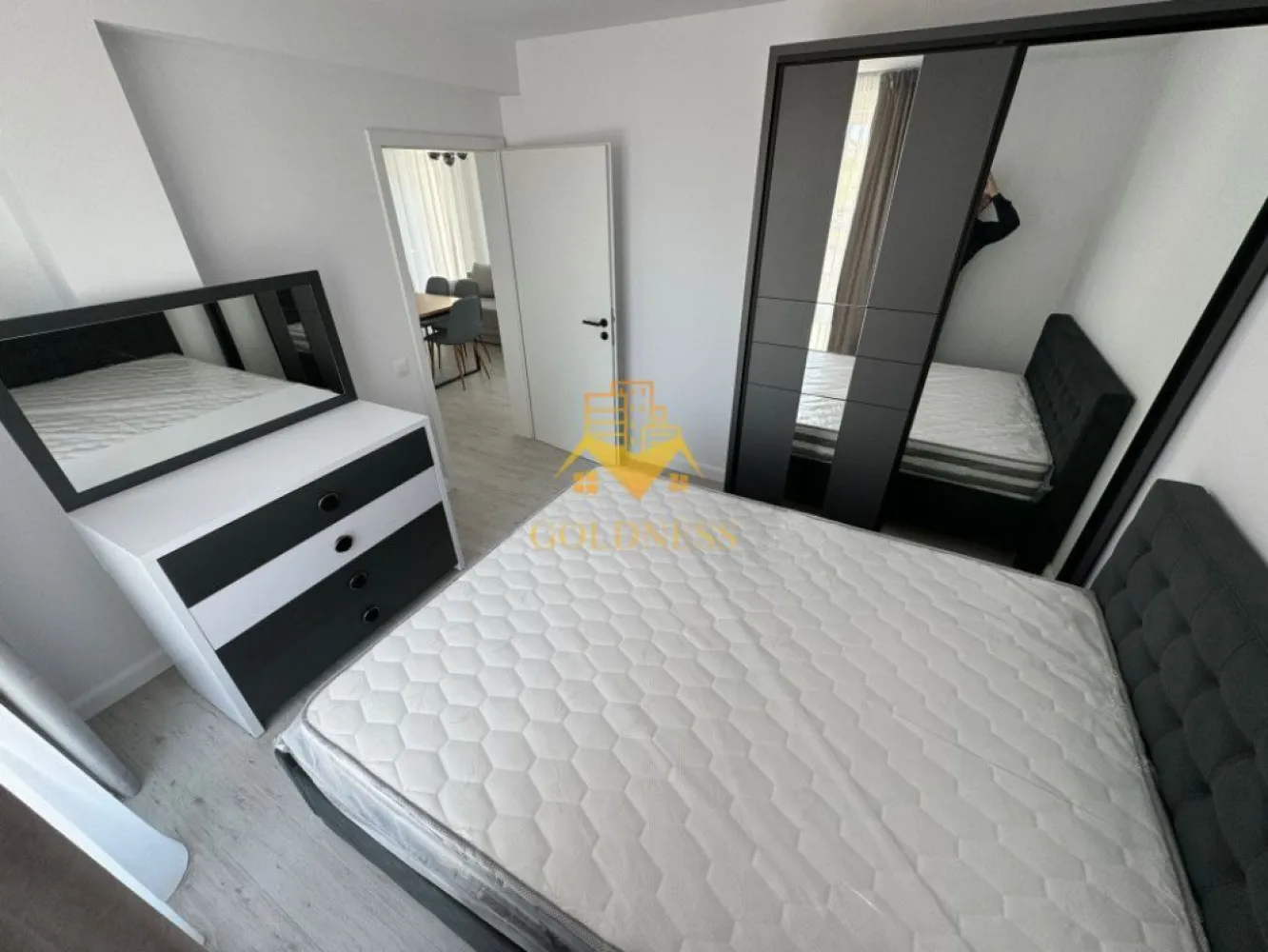 3 camere, prima inchiriere, parcare,Baciu zona Galaxiei,Calea Baciului - GOLDNESS Imobiliare vă propune spre închiriere un apartament cu 3 camere complet mobilat și utilat, la etajul 3 într-un imobil de 3 etaje, în Baciu.
Se poate inchiria parcare cu 30e!
Se află în apropierea stațiilor de transport în comun, magazine, restaurante, spații verzi, farmacii, etc. 

Apartamentul este compartimentat astfel:
 - dormitor cu pat matrimonial, dressing, noptiere
 - dormitor cu pat matrimonial, dressing, noptiere
 - living cu bucatarie open space complet utilată, canapea extensibilă, loc de servit masa 
 - baie cu cada, calorifer port prosop și dulap pentru depozitare.
 - terasa de 16 mp.

Imobilul este dotat cu toate cele necesare- centrală proprie, mașină de spălat haine, frigider, plită electrică, hotă, etc. 

Dacă sunteți interesați de acest apartament și doriți să îl vizionați, dar și pentru alte oferte nu ezitați să ne contactați telefonic sau prin e-mail. Vă stăm la dispoziție!

Pentru intermediere se percepe un comision de 50% din prețul chiriei!
