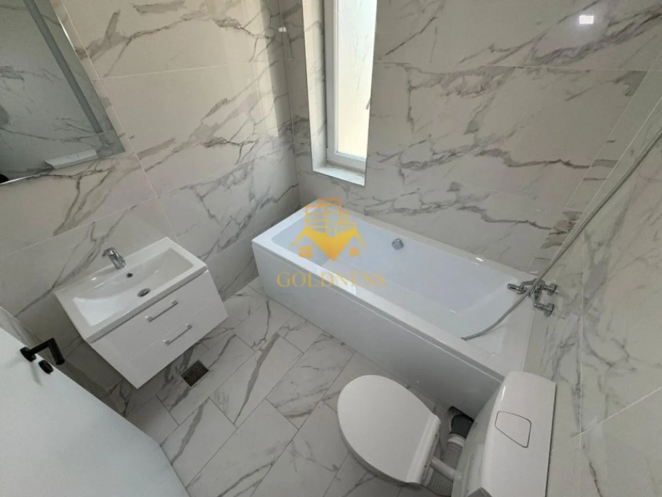 3 camere, prima inchiriere, parcare,Baciu zona Galaxiei,Calea Baciului - GOLDNESS Imobiliare vă propune spre închiriere un apartament cu 3 camere complet mobilat și utilat, la etajul 3 într-un imobil de 3 etaje, în Baciu.
Se poate inchiria parcare cu 30e!
Se află în apropierea stațiilor de transport în comun, magazine, restaurante, spații verzi, farmacii, etc. 

Apartamentul este compartimentat astfel:
 - dormitor cu pat matrimonial, dressing, noptiere
 - dormitor cu pat matrimonial, dressing, noptiere
 - living cu bucatarie open space complet utilată, canapea extensibilă, loc de servit masa 
 - baie cu cada, calorifer port prosop și dulap pentru depozitare.
 - terasa de 16 mp.

Imobilul este dotat cu toate cele necesare- centrală proprie, mașină de spălat haine, frigider, plită electrică, hotă, etc. 

Dacă sunteți interesați de acest apartament și doriți să îl vizionați, dar și pentru alte oferte nu ezitați să ne contactați telefonic sau prin e-mail. Vă stăm la dispoziție!

Pentru intermediere se percepe un comision de 50% din prețul chiriei!